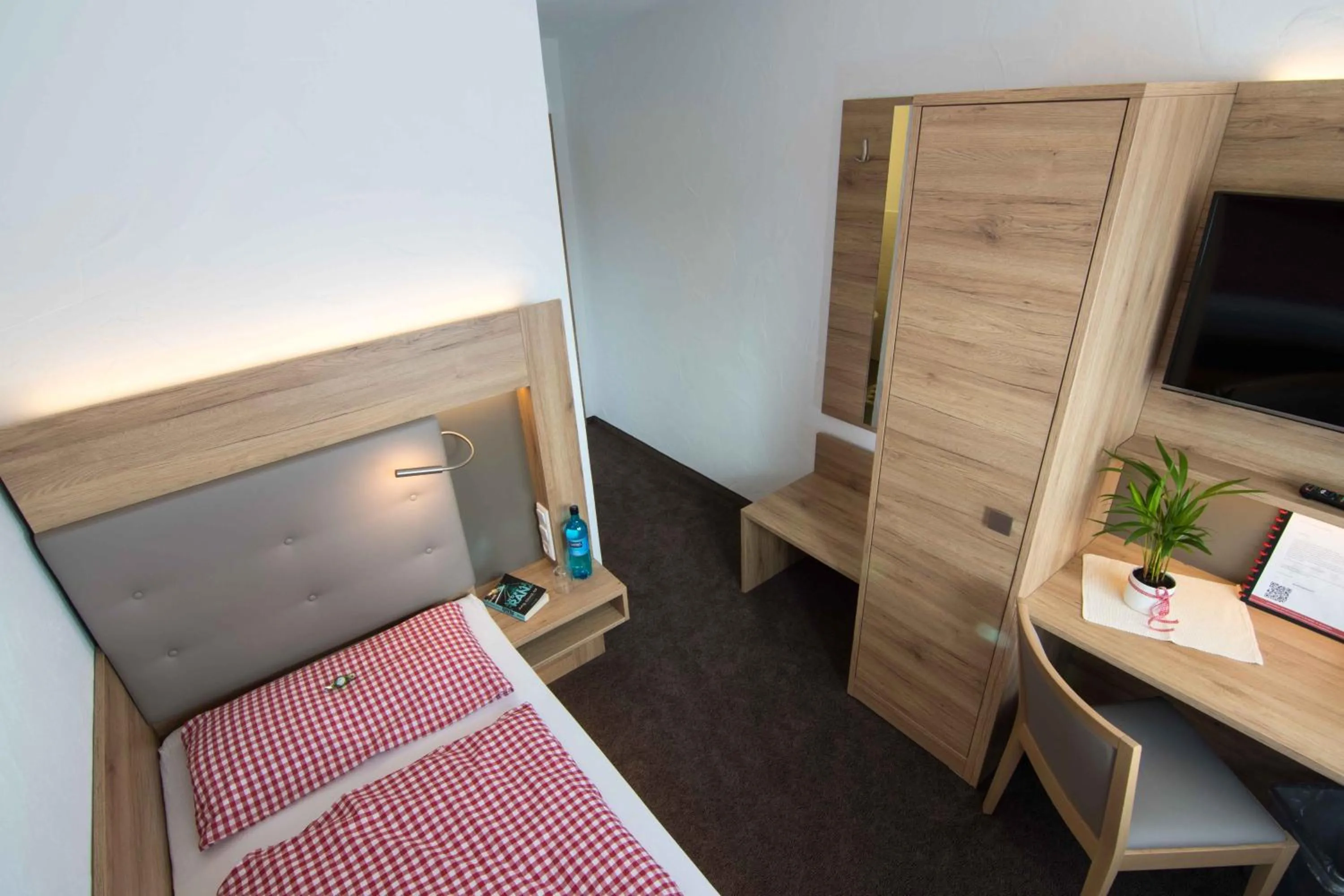 Photo of the whole room, Bed in Pension Klein