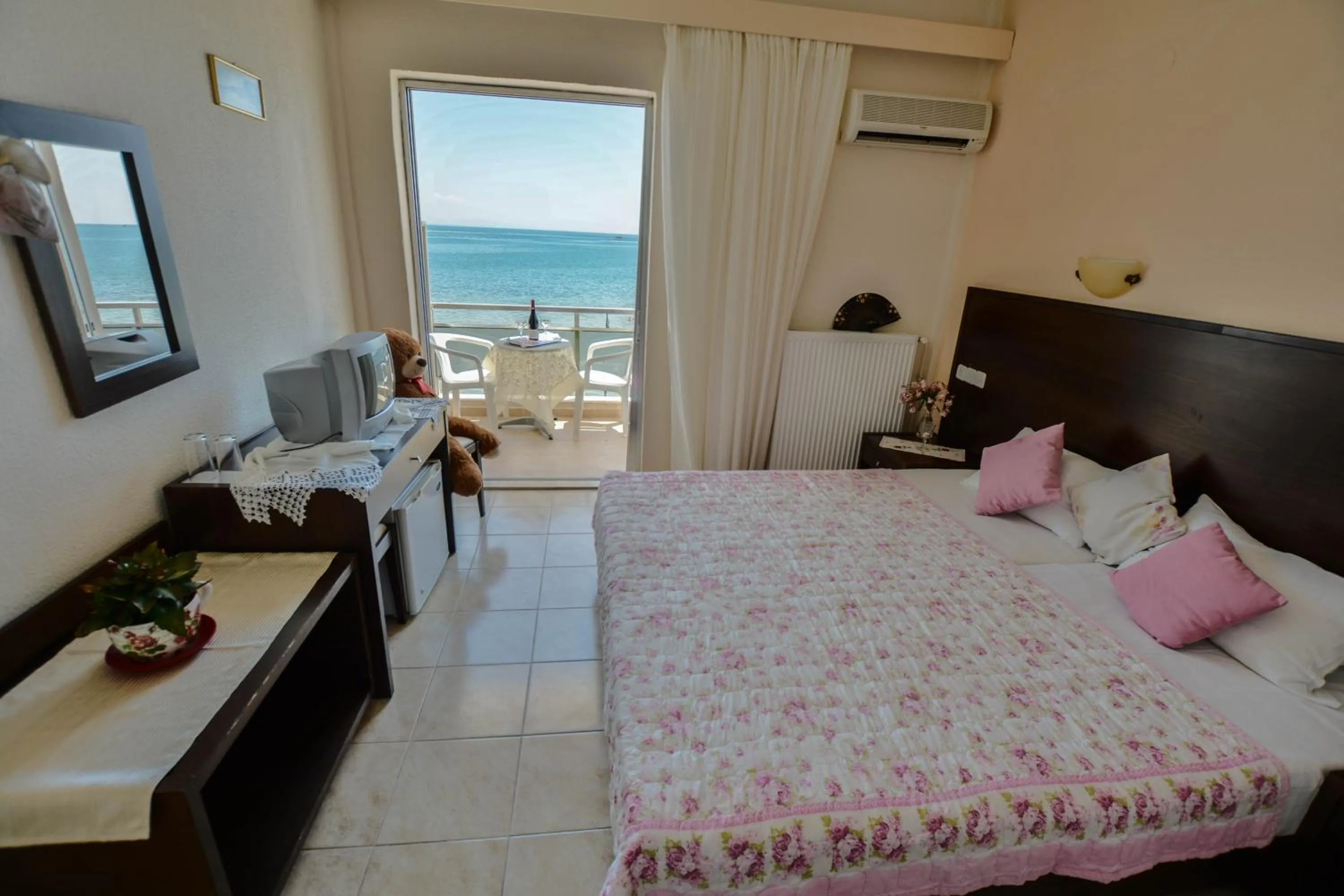 Photo of the whole room in Hotel Achillion