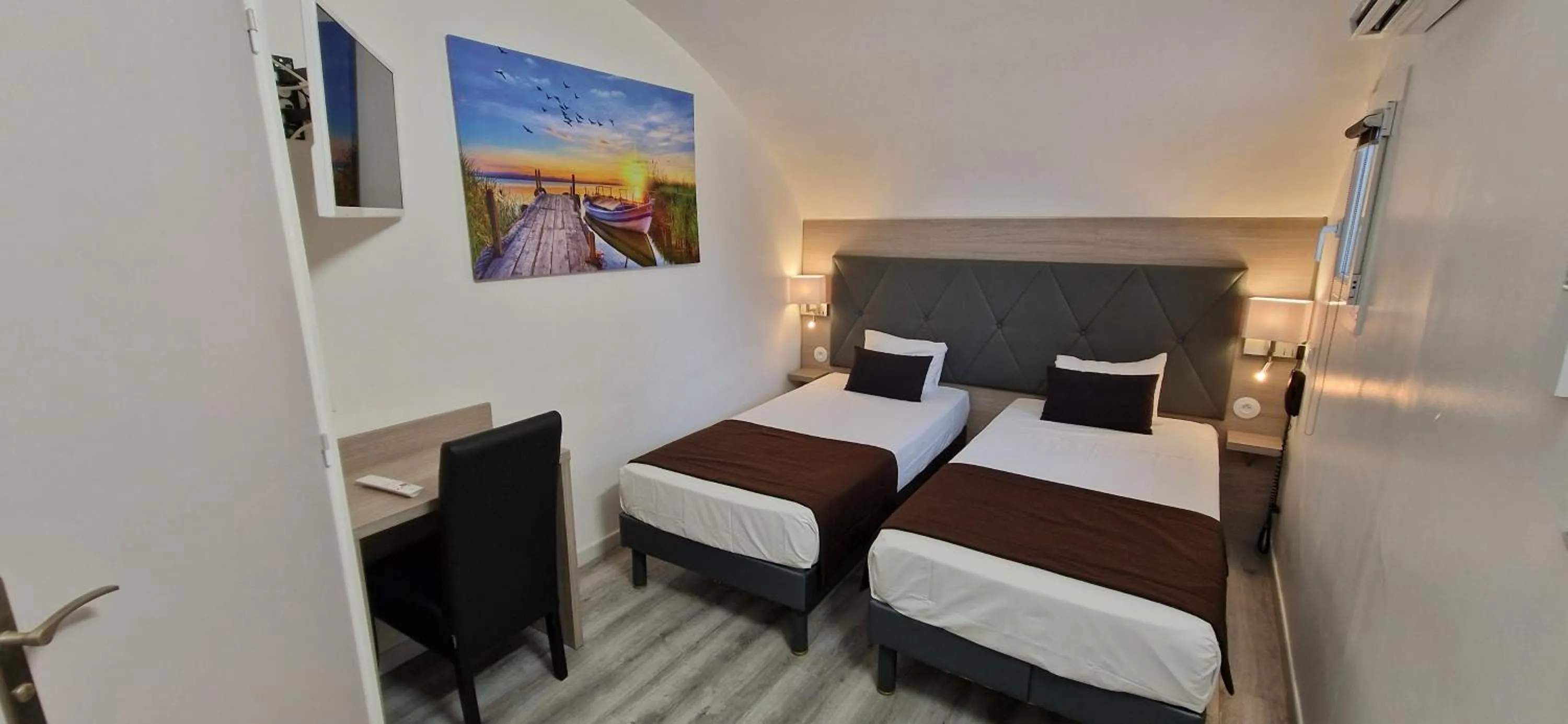 Photo of the whole room, Bed in Hôtel Port Beach