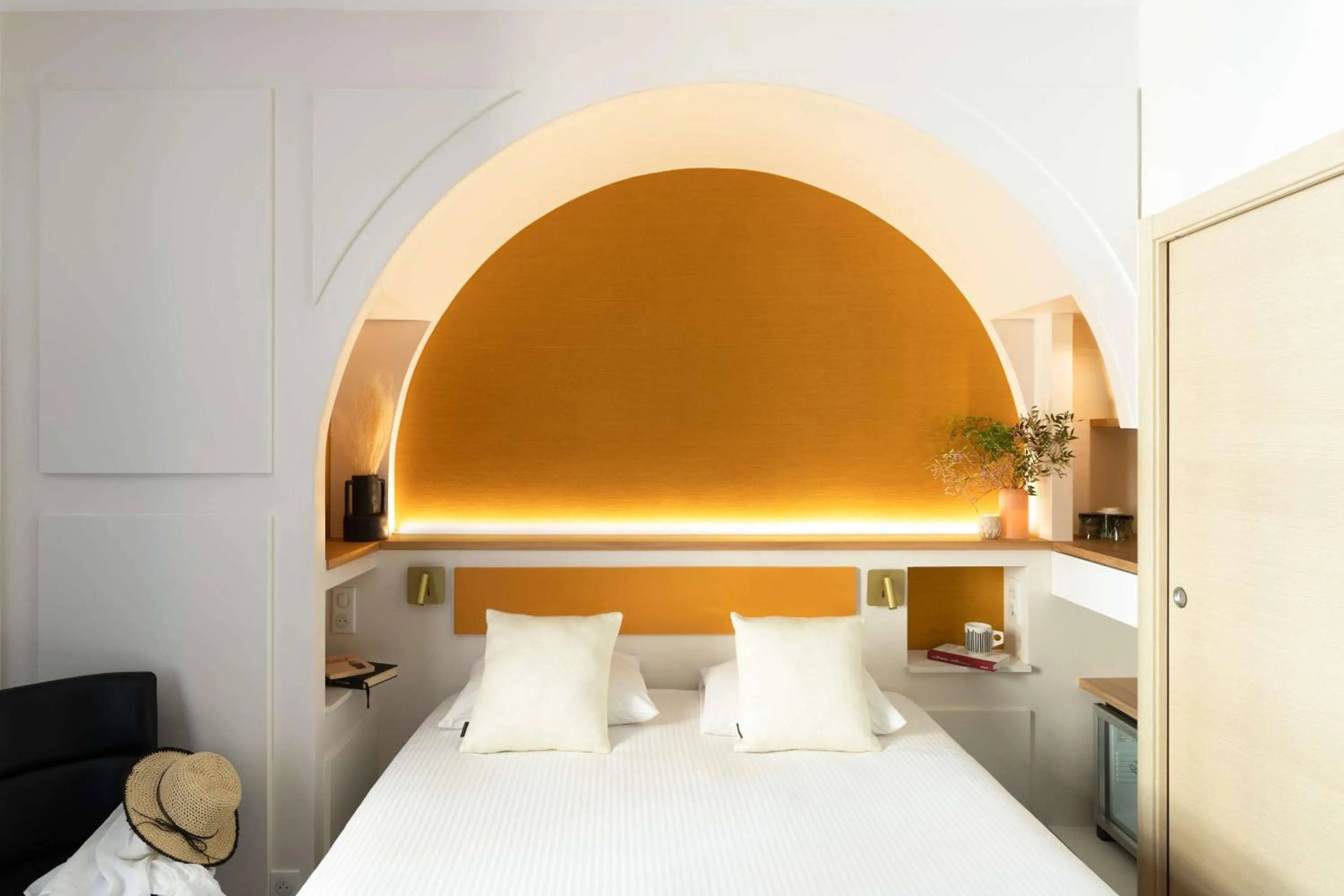 Bedroom, Bed in Best Western Hotel du Roy d'Aragon