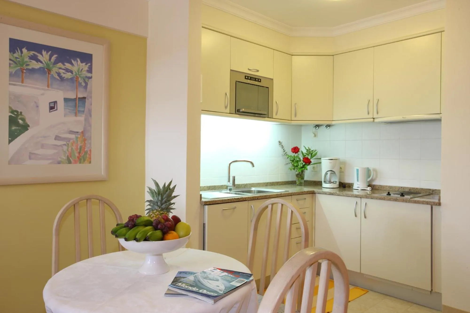 Kitchen or kitchenette in Canico Bay Apartments