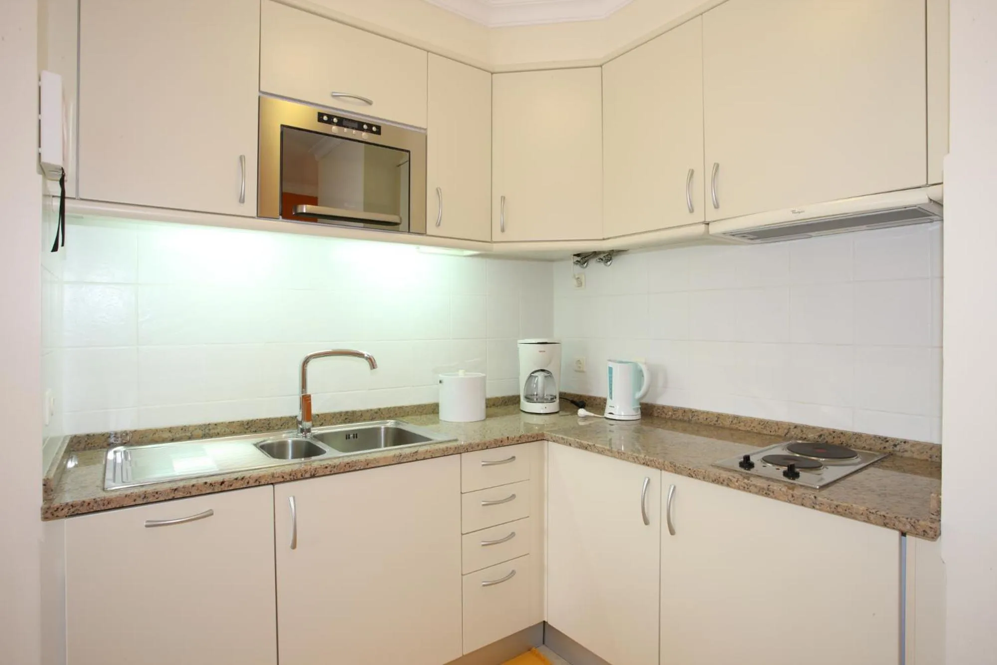 Kitchen or kitchenette in Canico Bay Apartments