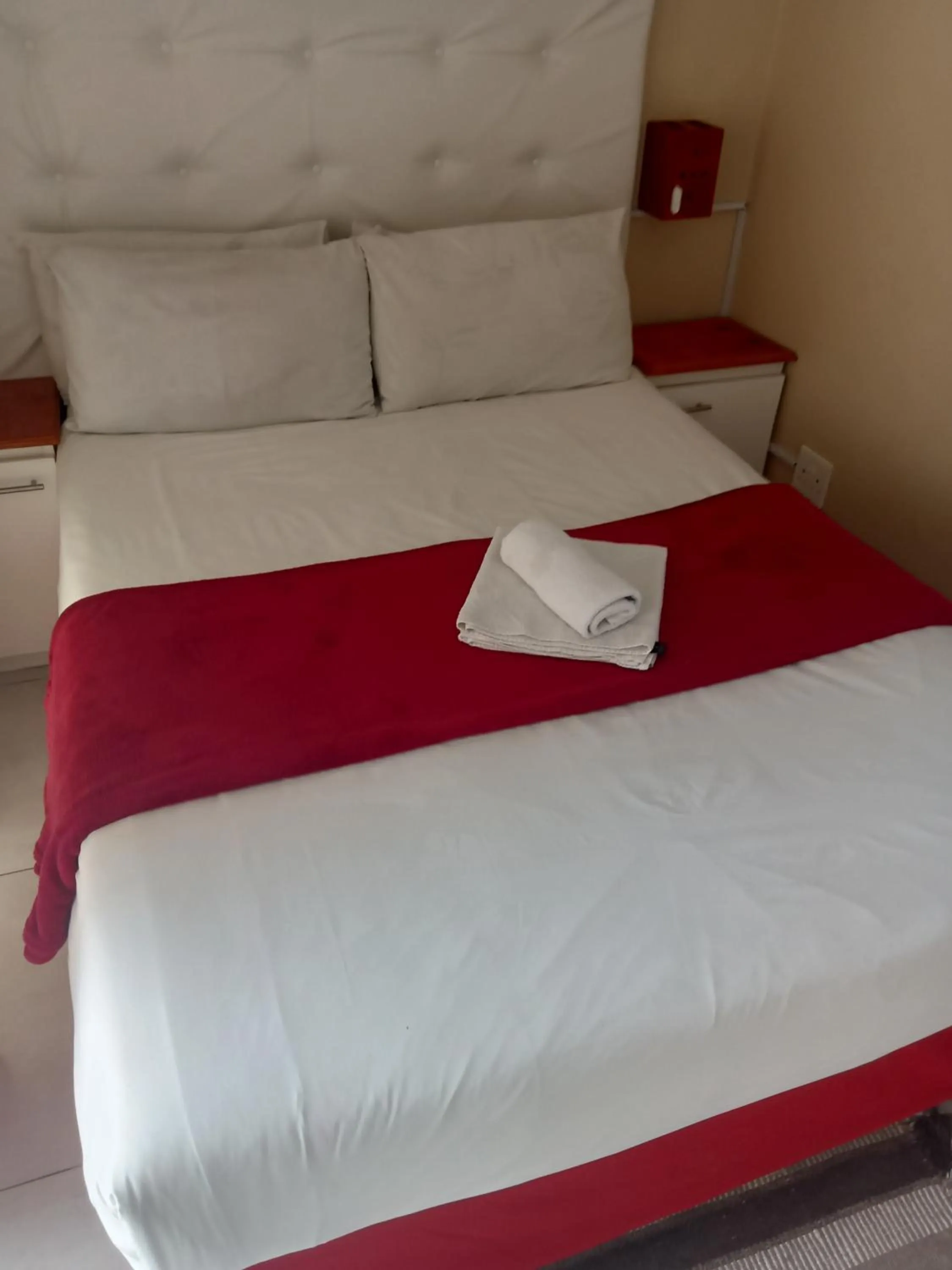 Bed in Emampingeni lodge