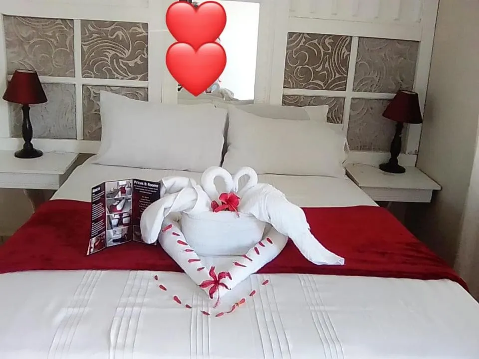 Bed in Emampingeni lodge