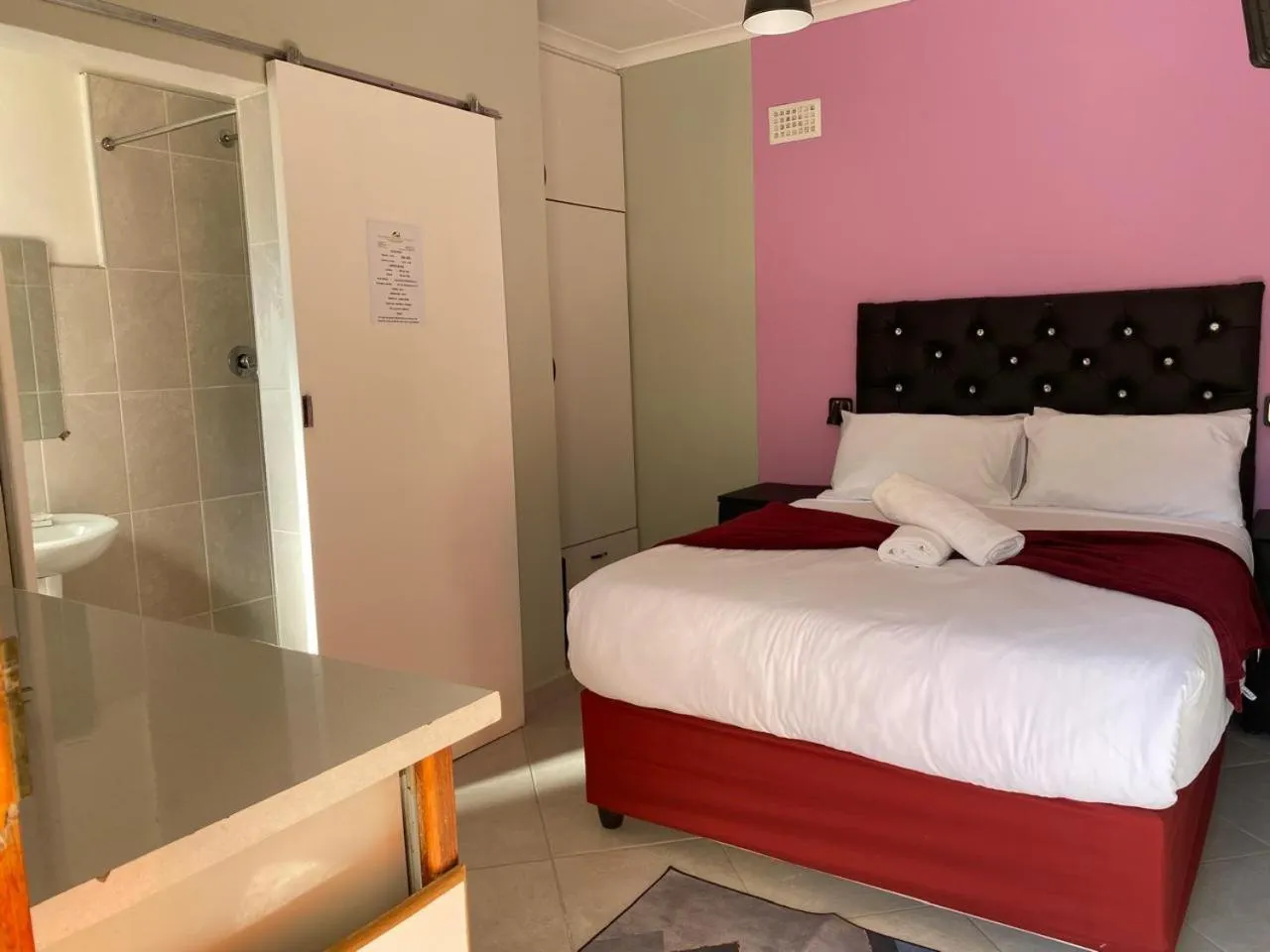 Photo of the whole room, Bed in Emampingeni lodge