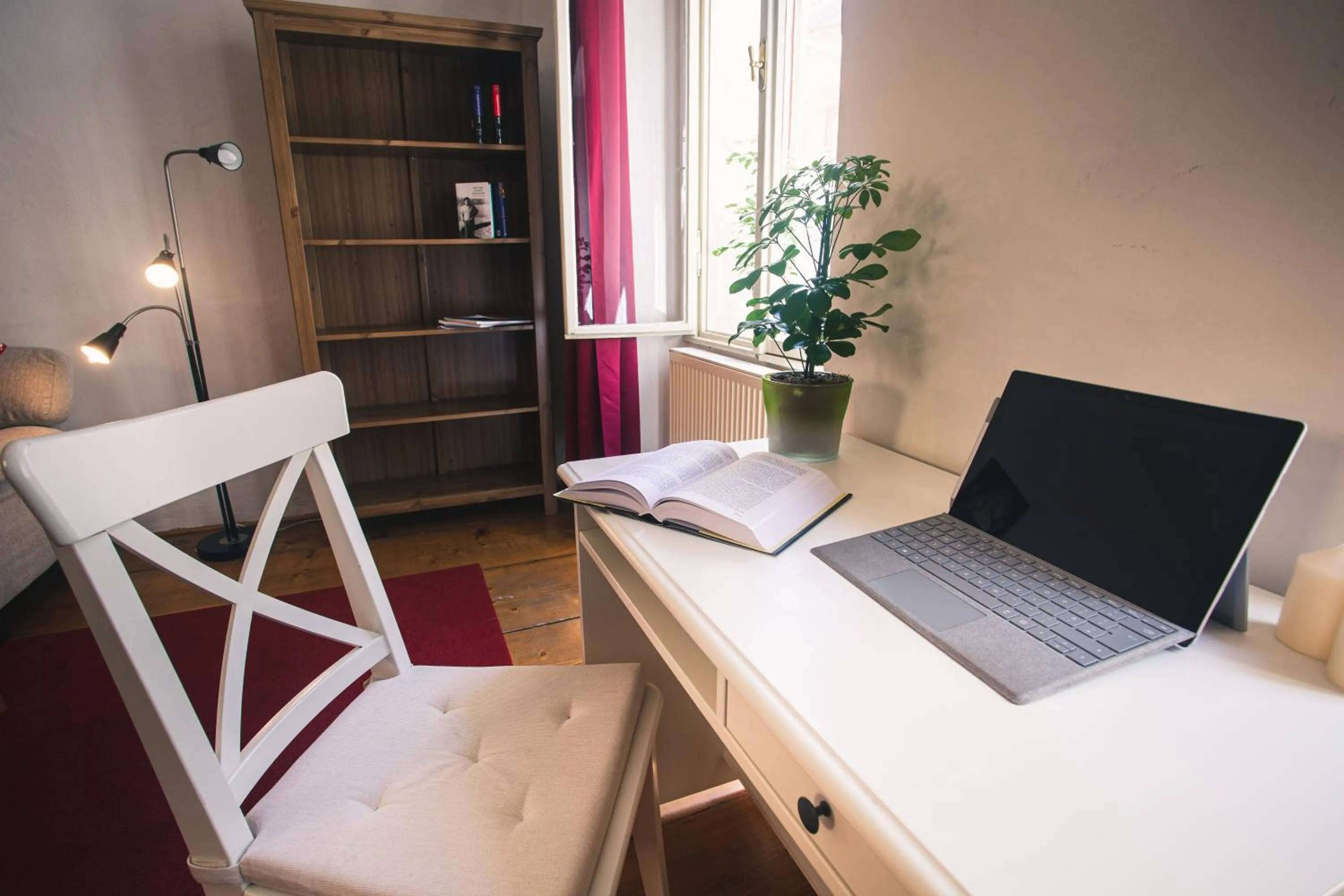 Photo of the whole room, Bed in Downtown Apartments
