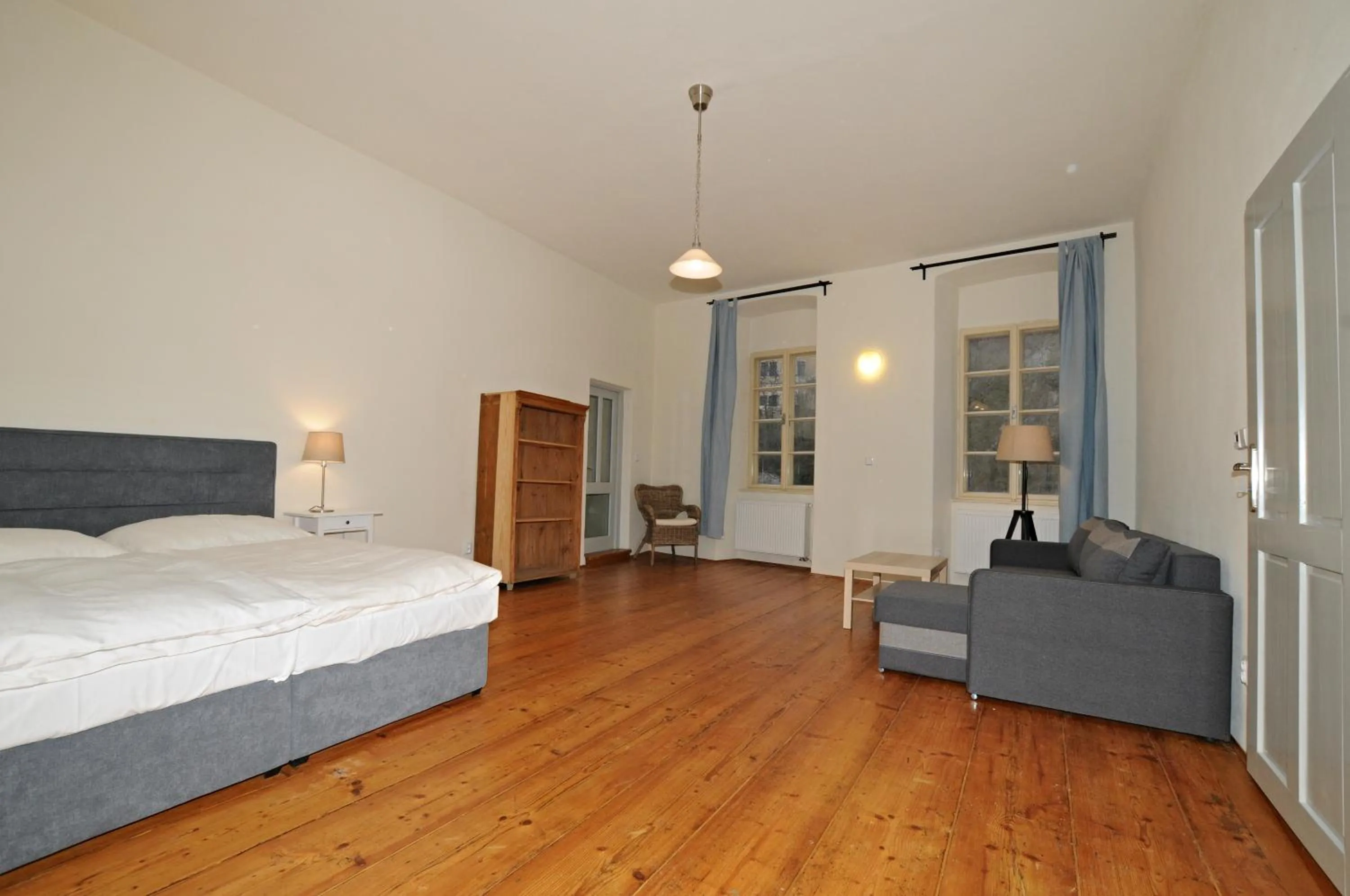 Photo of the whole room, Bed in Downtown Apartments