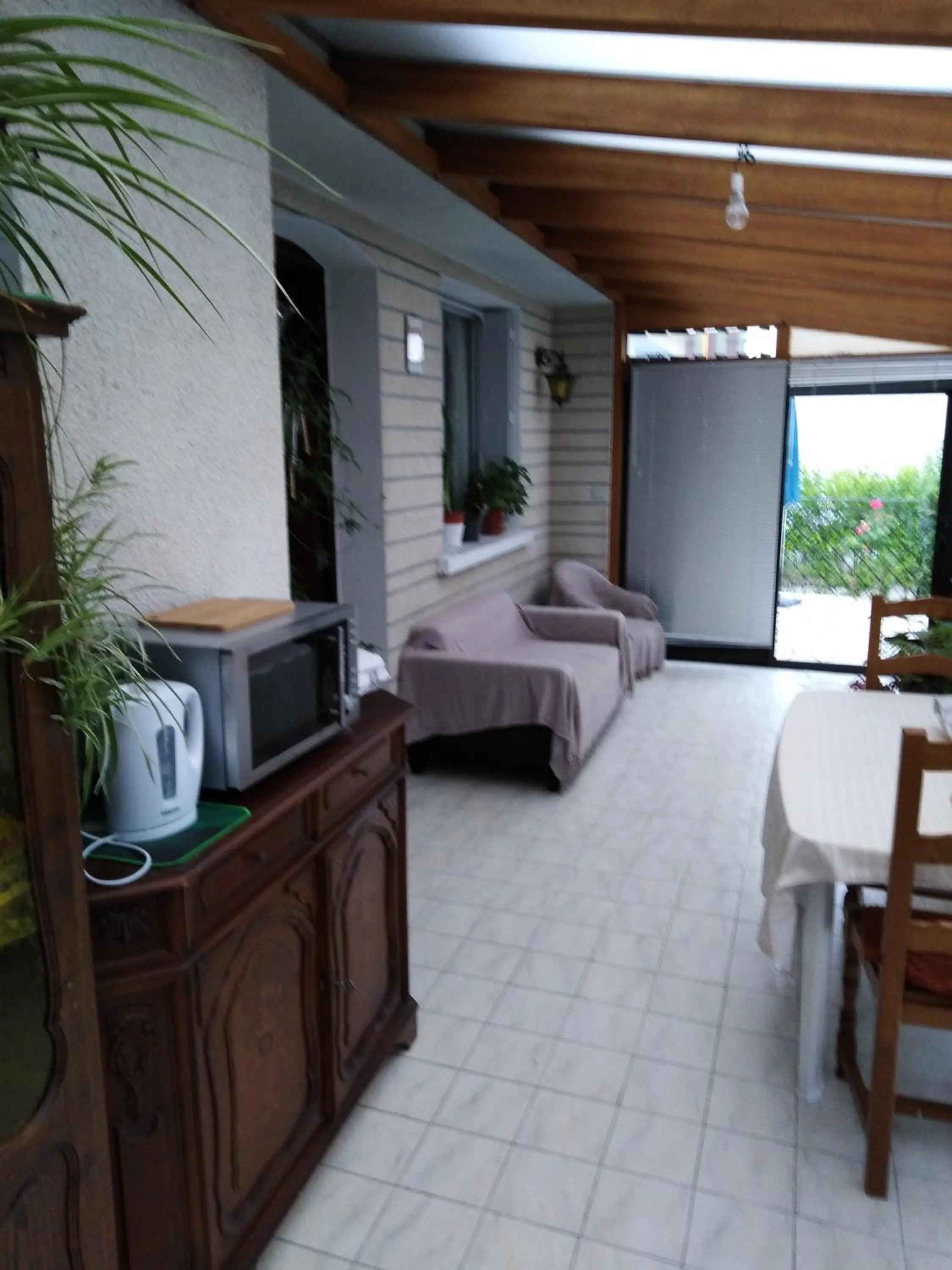 chez Myla chambre avec tv écran plat et salle de bain privative