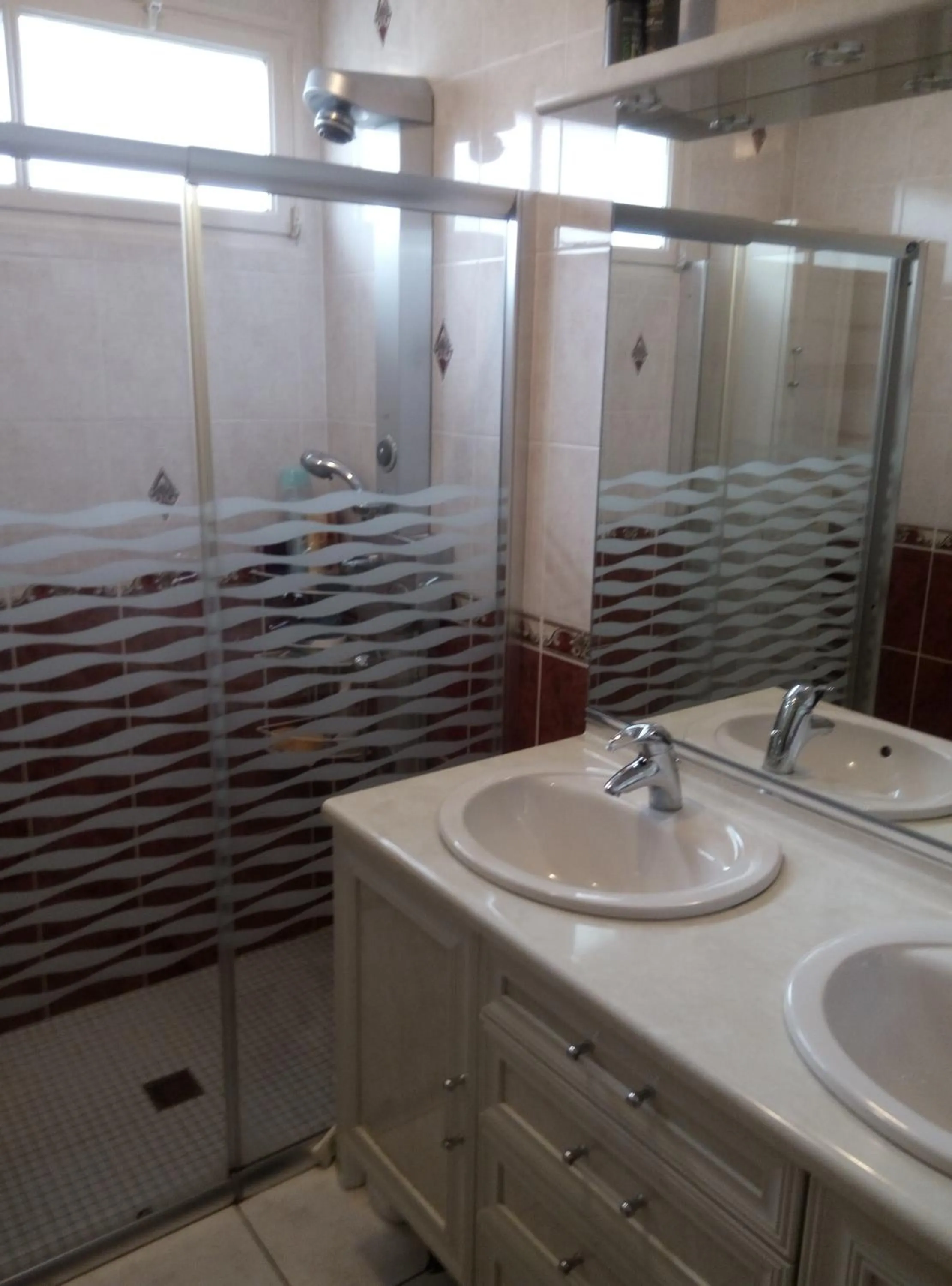 Shower in chez Myla chambre avec tv écran plat et salle de bain privative