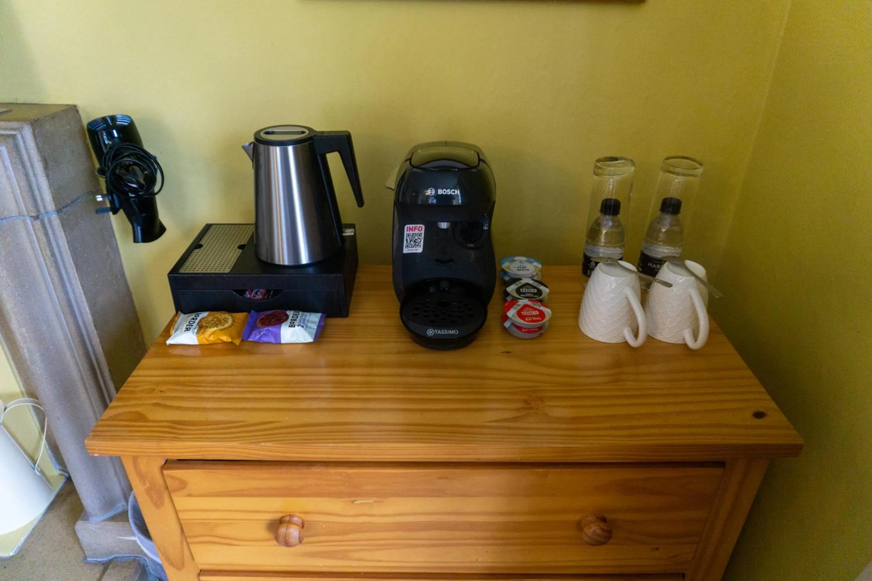Coffee/tea facilities in The Crown Aldbourne