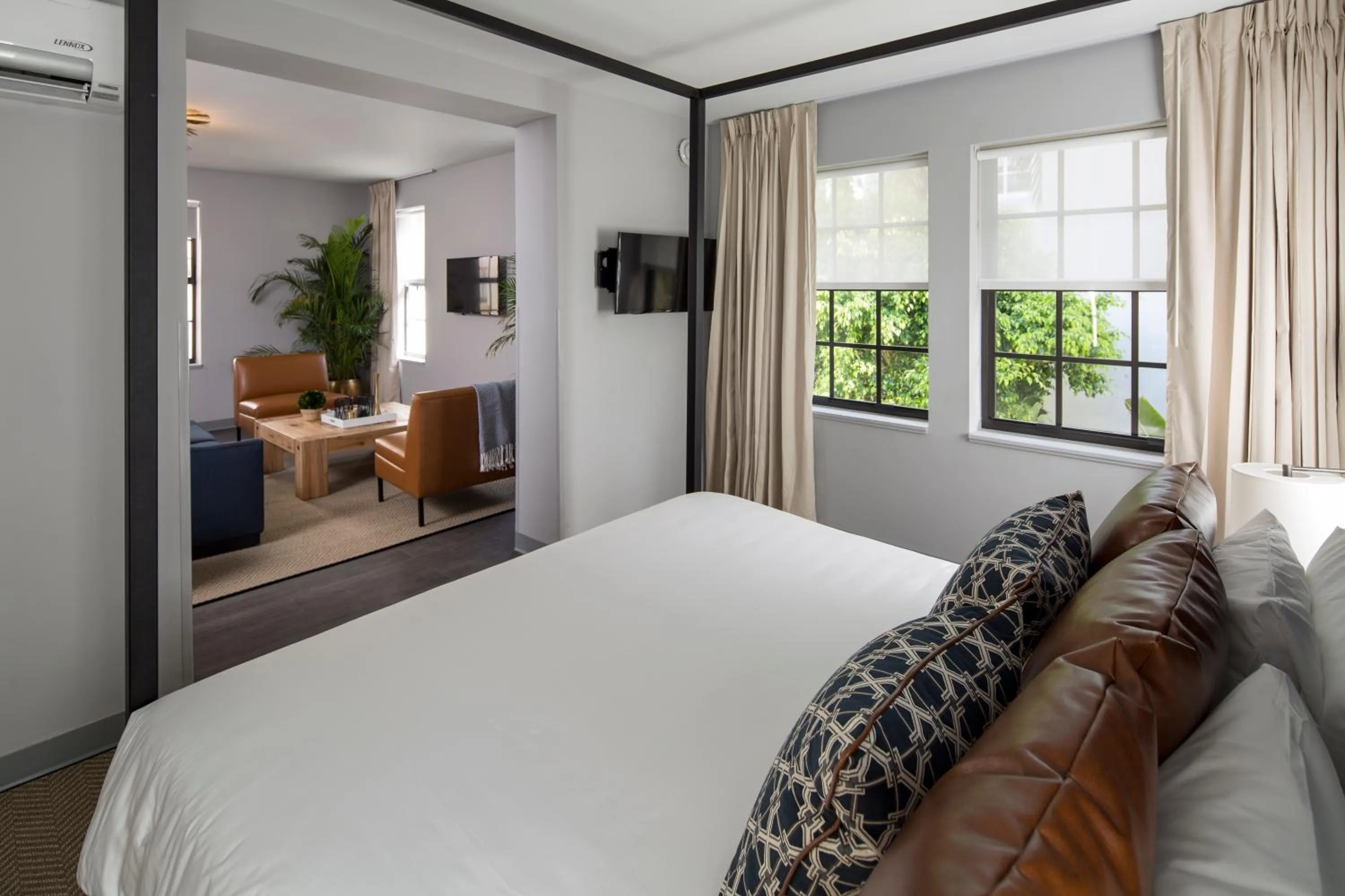 Photo of the whole room, Bed in Generator Miami