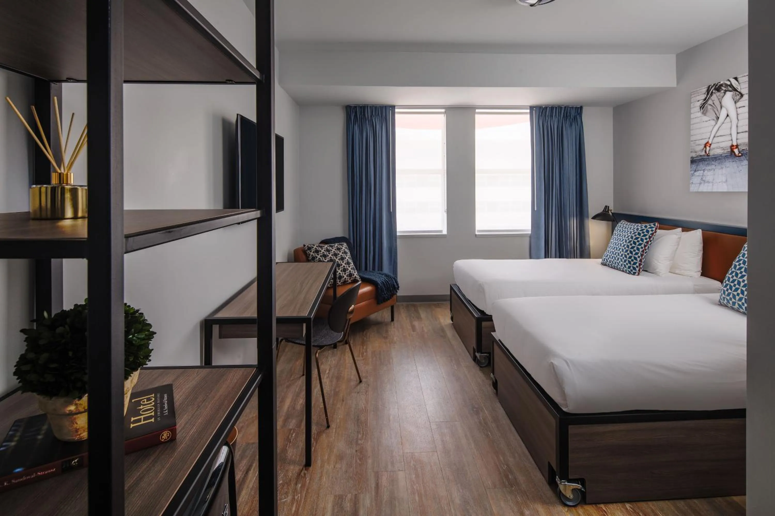 Photo of the whole room, Bed in Generator Miami