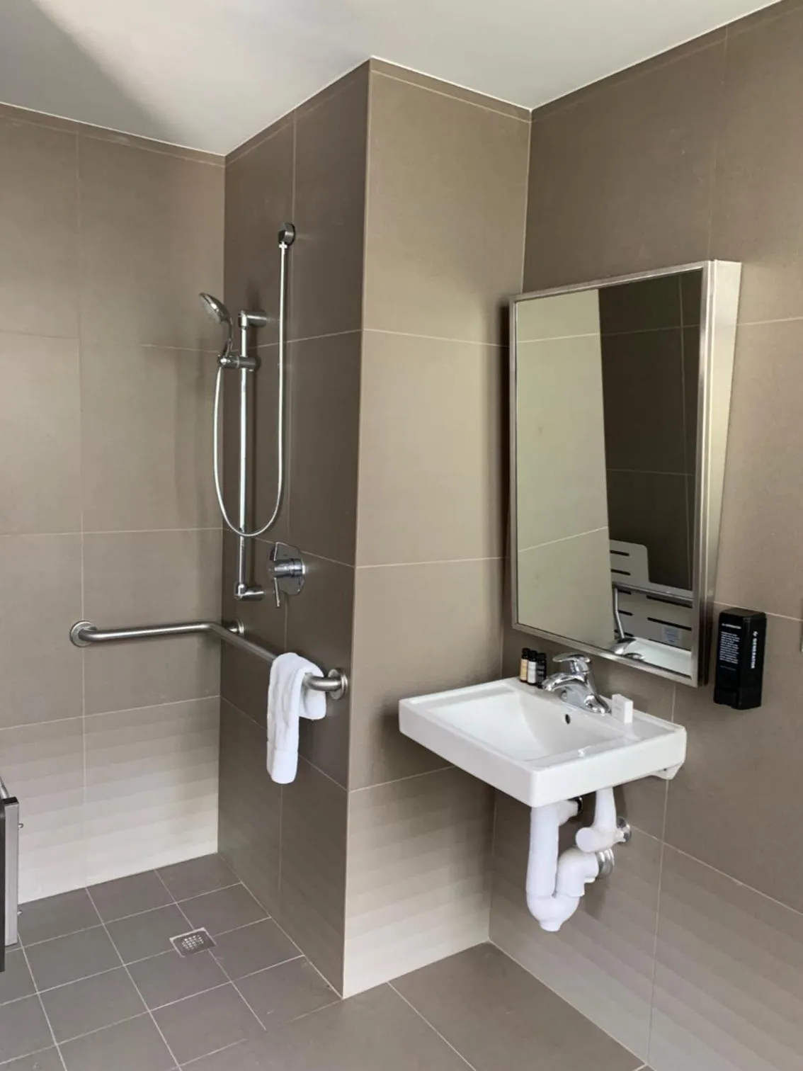 Shower in Generator Miami