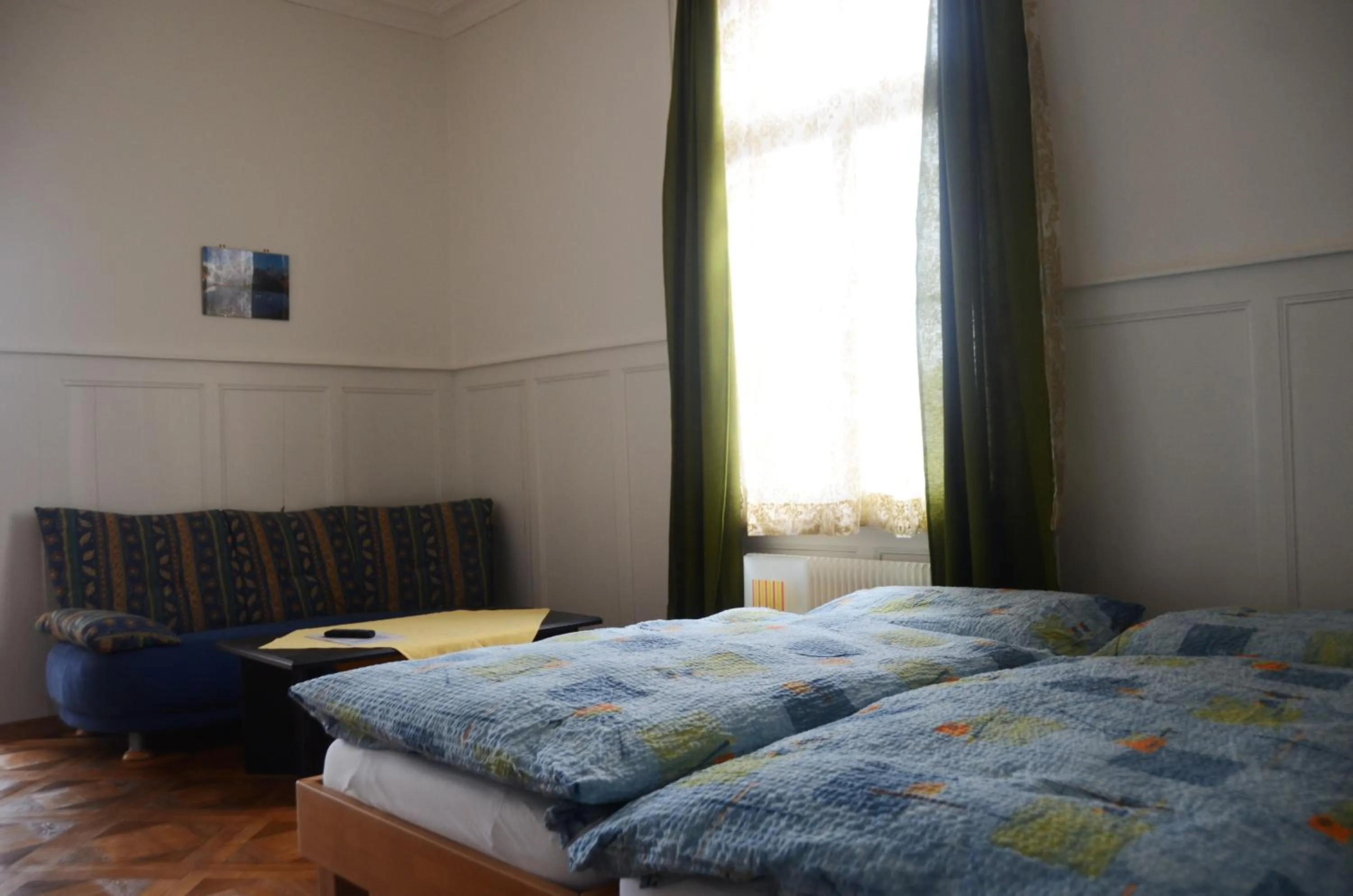 Living room, Bed in Hotel Restaurant Bahnhof