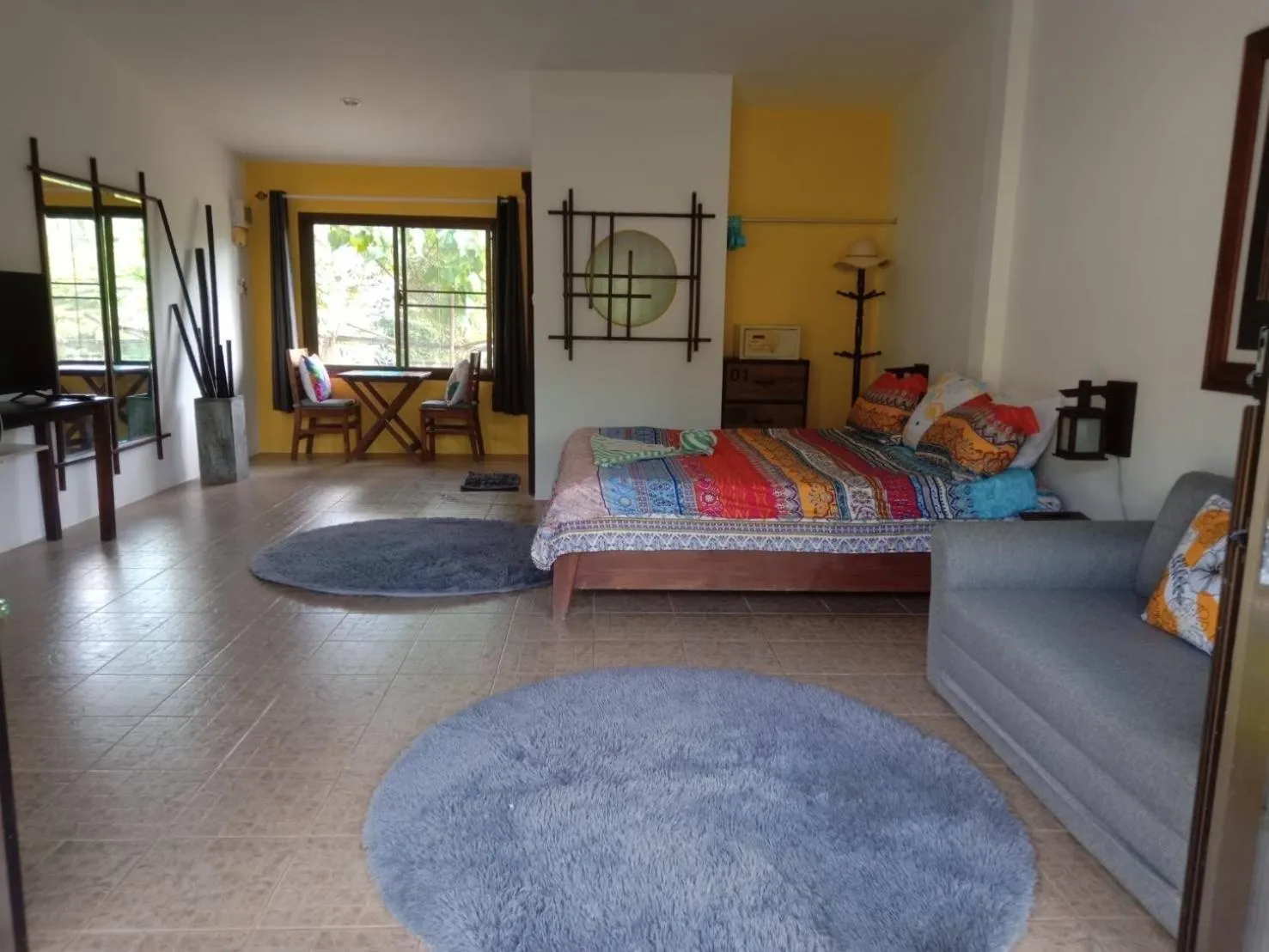 Seating area, Bed in Escape-Cabins