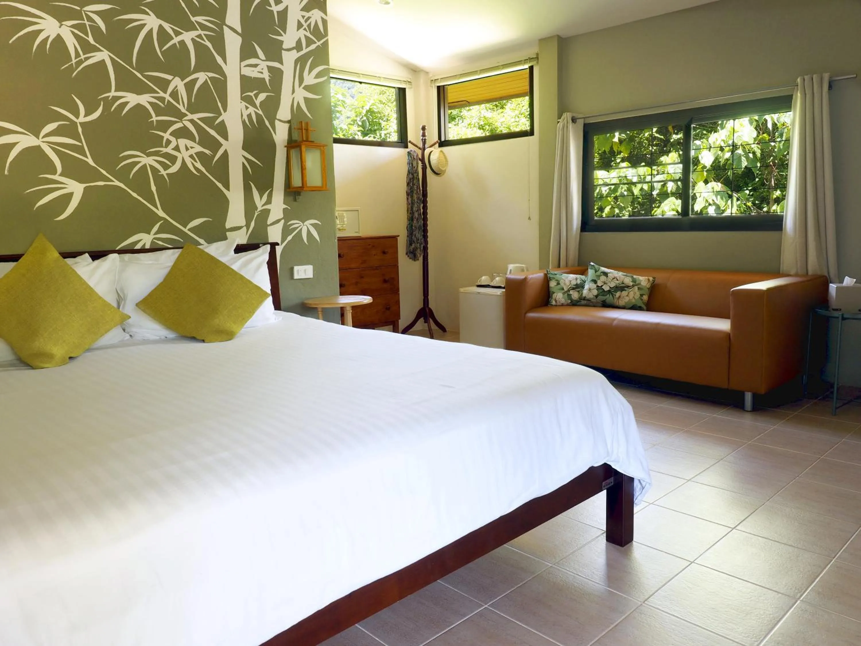 Seating area, Bed in Escape-Cabins