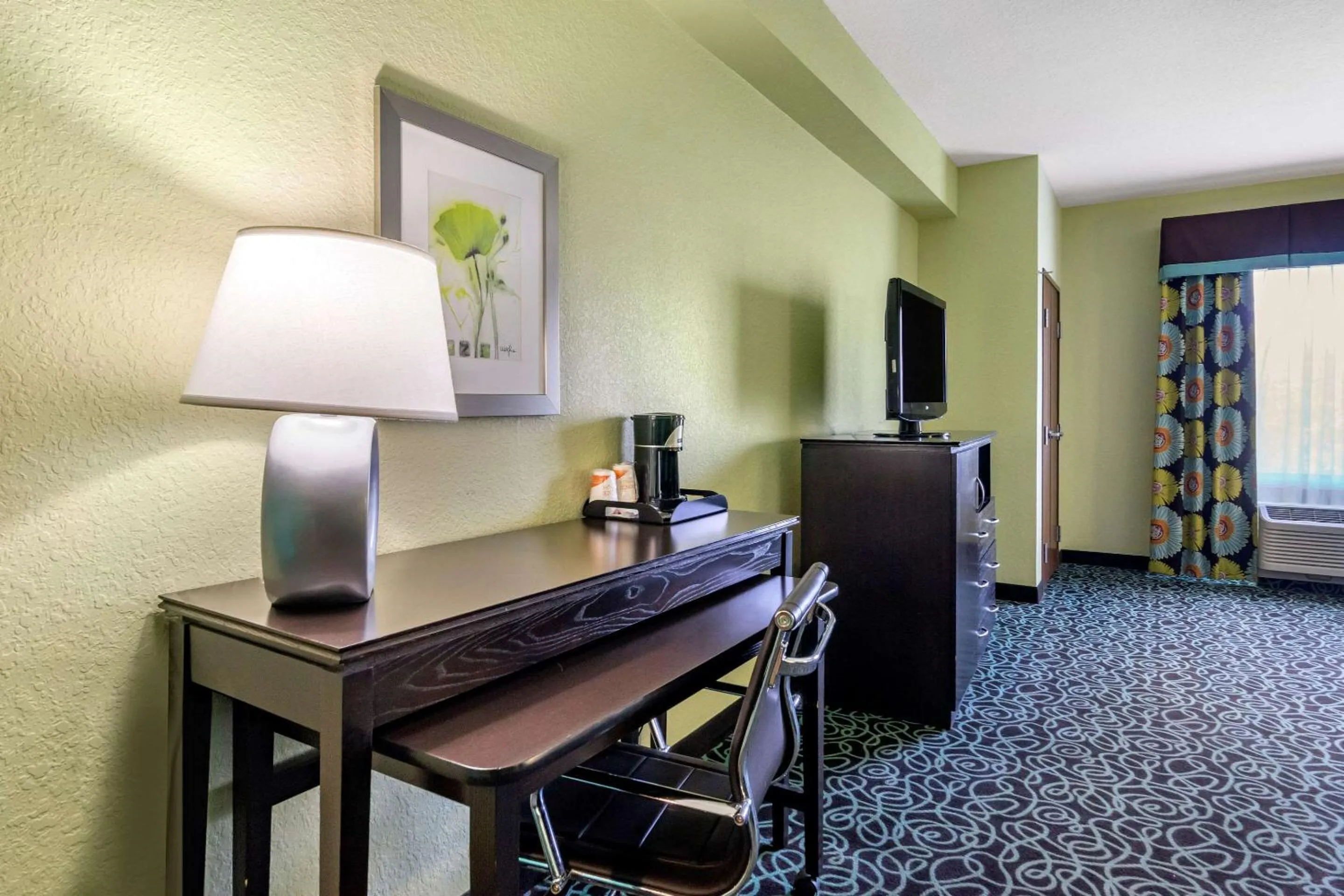 King Suite - Accessible/Non-Smoking in Hampton Inn by Hilton Tampa Fairgrounds Casino