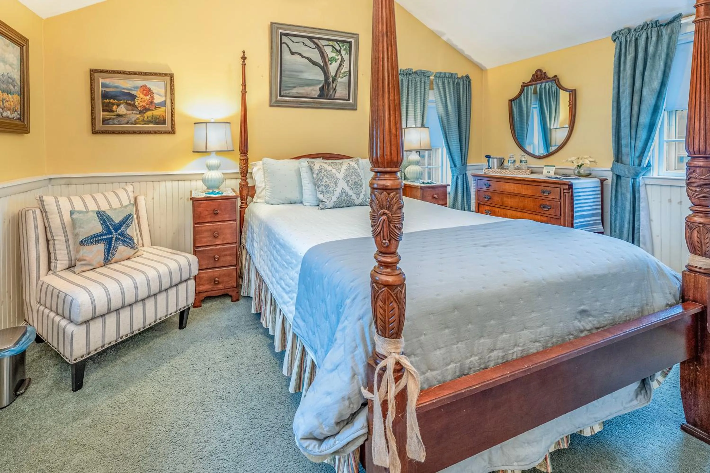 Bed in Holiday Guest House Bed & Breakfast