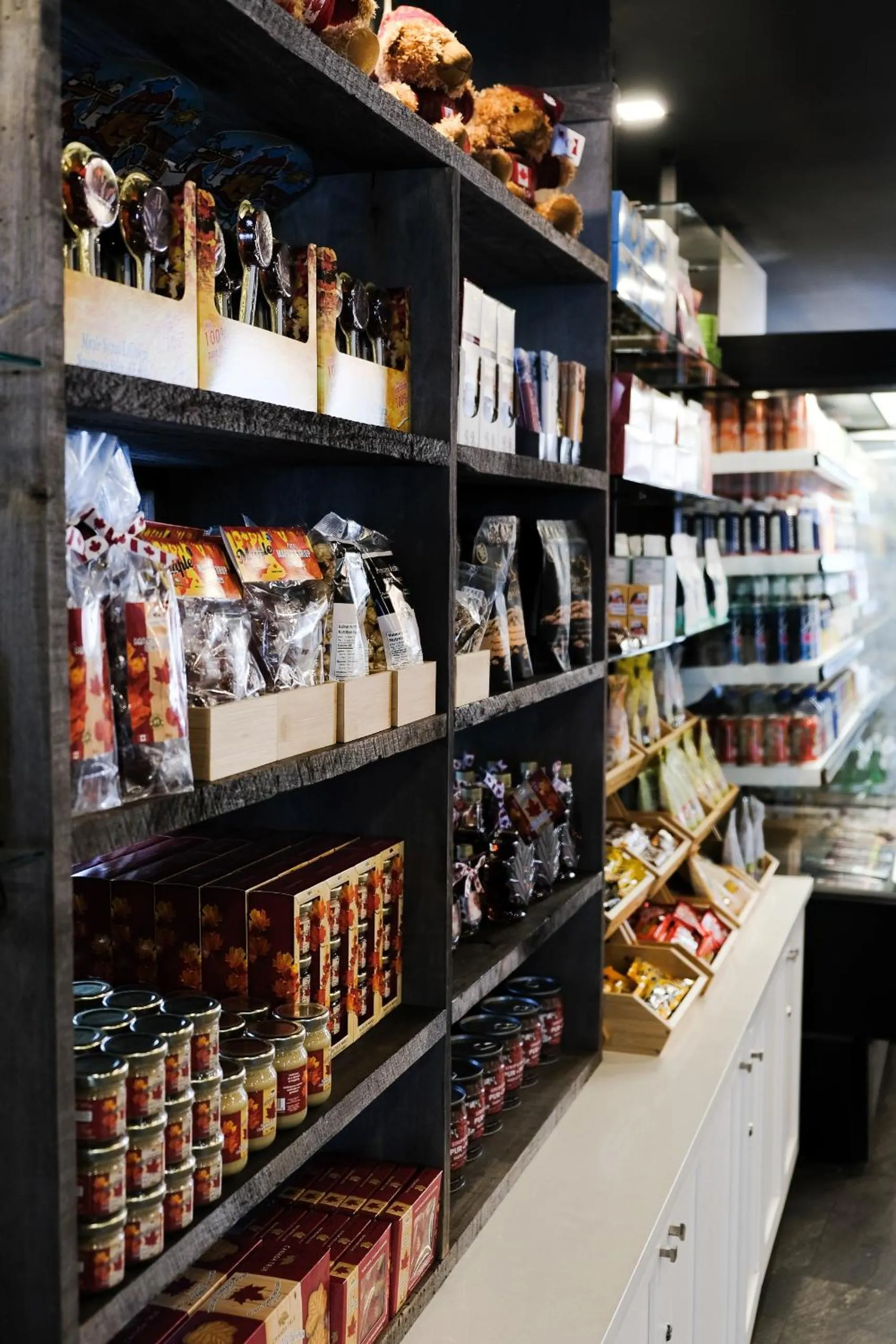 On-site shops in La Maison Kent - Par Aneyro