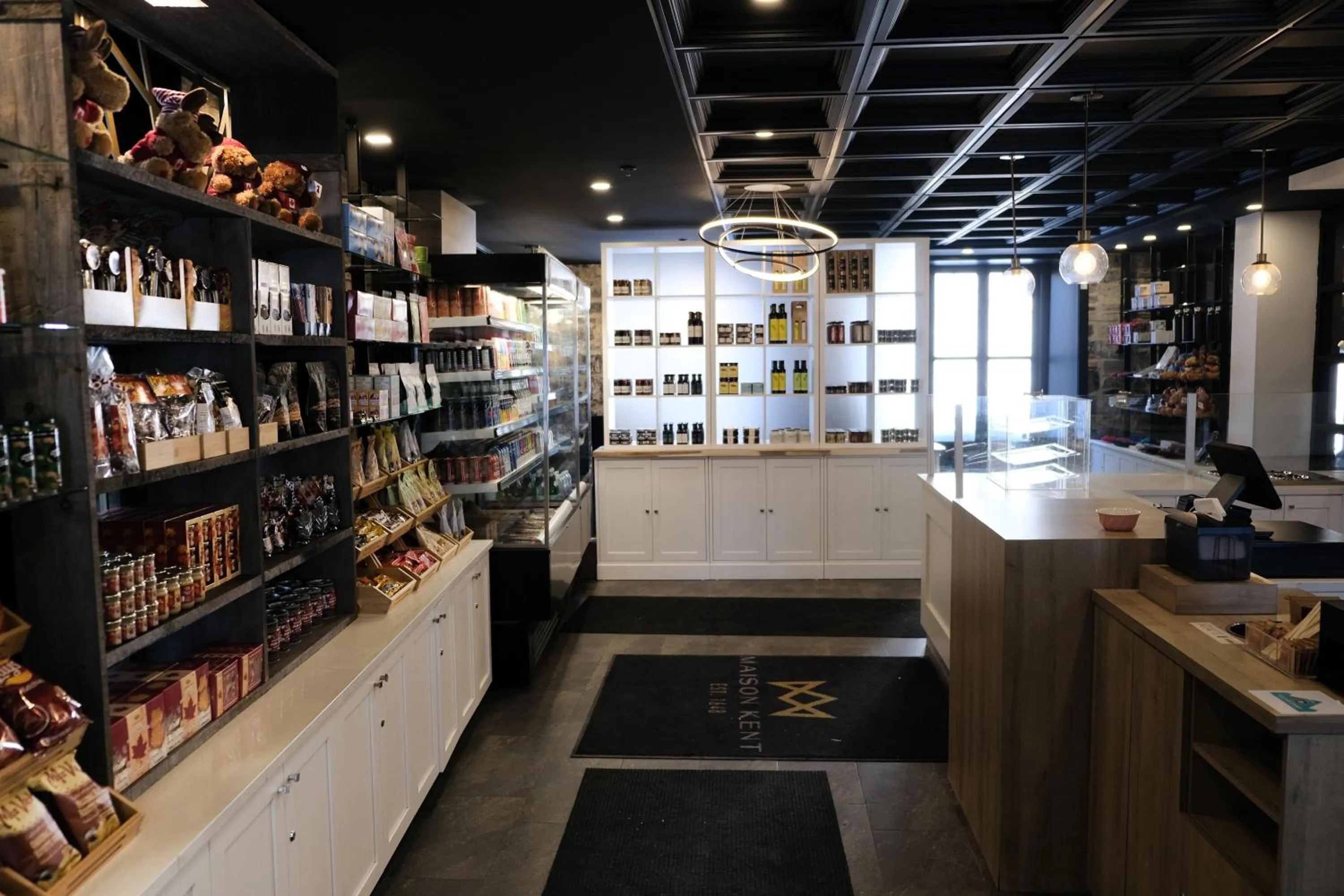 On-site shops in La Maison Kent - Par Aneyro