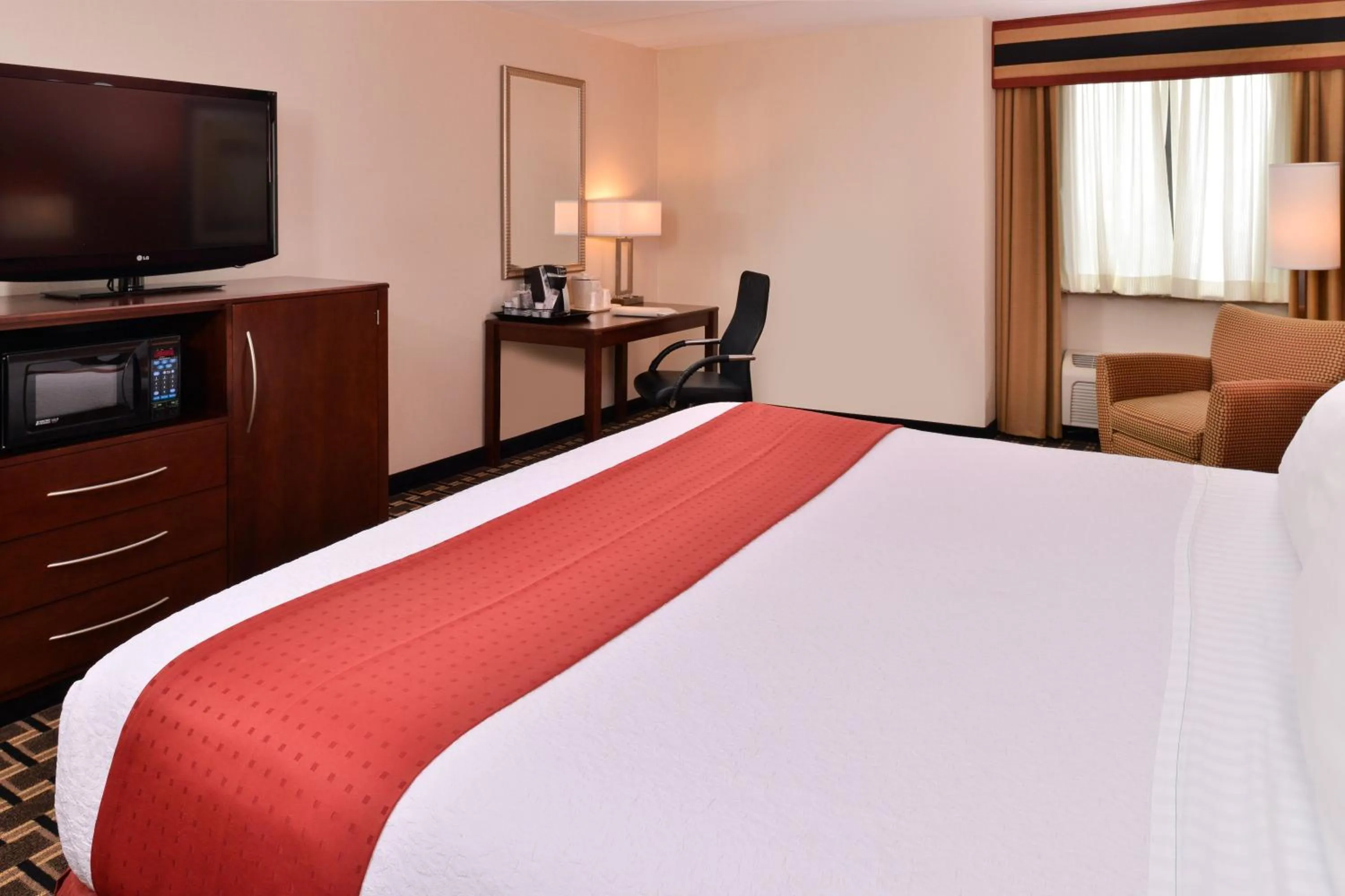 Photo of the whole room, Bed in Holiday Inn New London by IHG