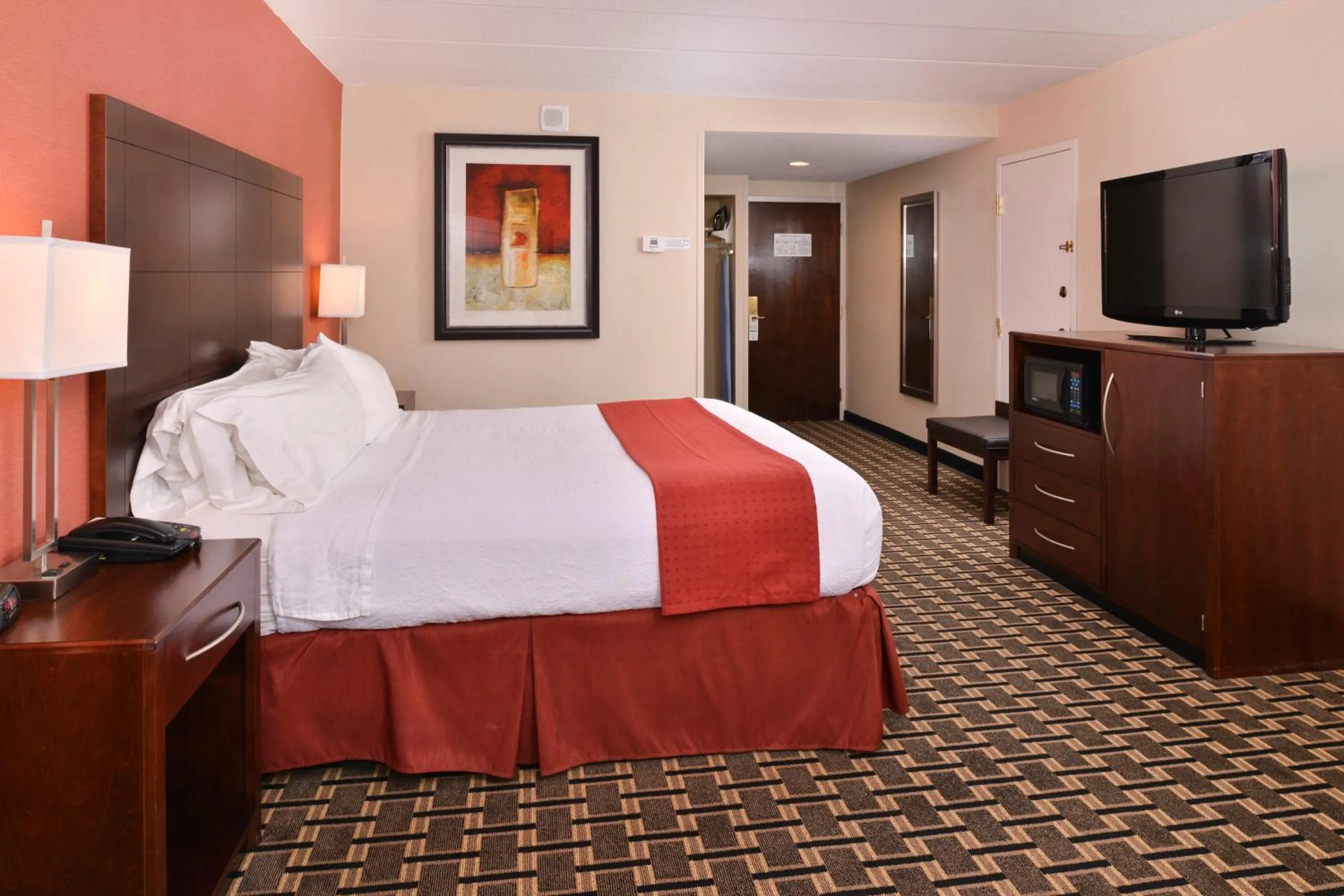 Photo of the whole room, Bed in Holiday Inn New London by IHG