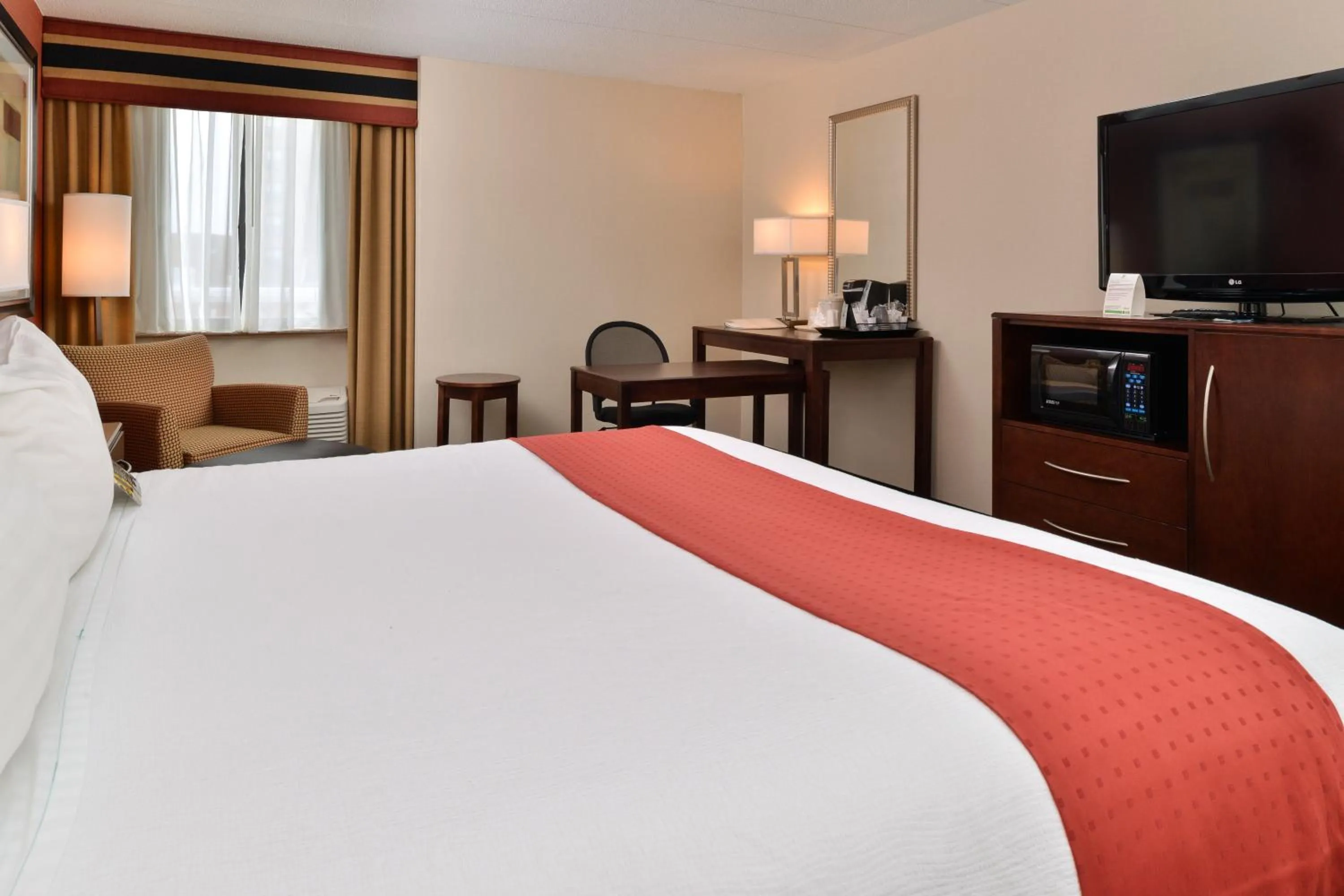 Photo of the whole room, Bed in Holiday Inn New London by IHG