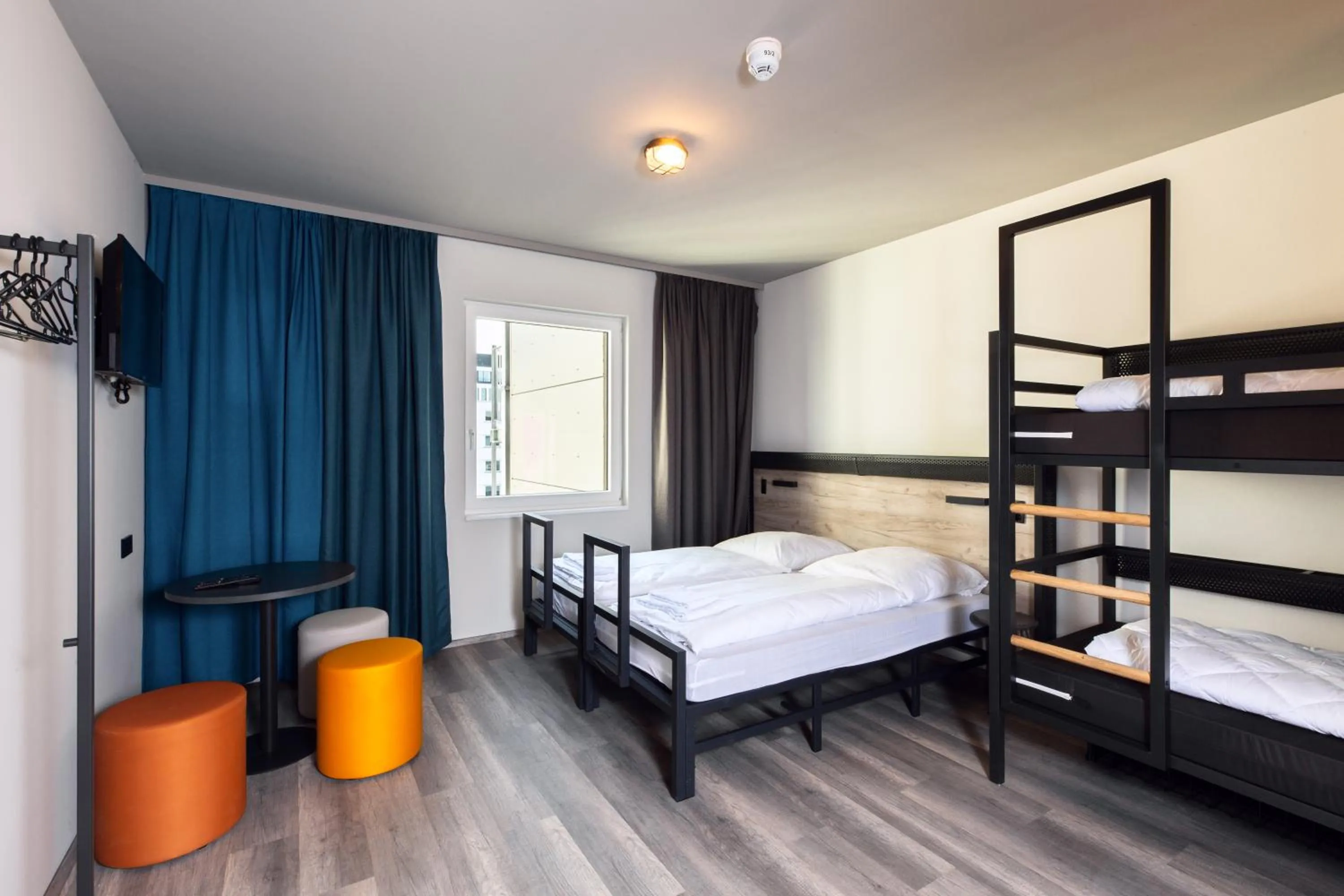 Photo of the whole room, Bed in a&o Frankfurt Ostend