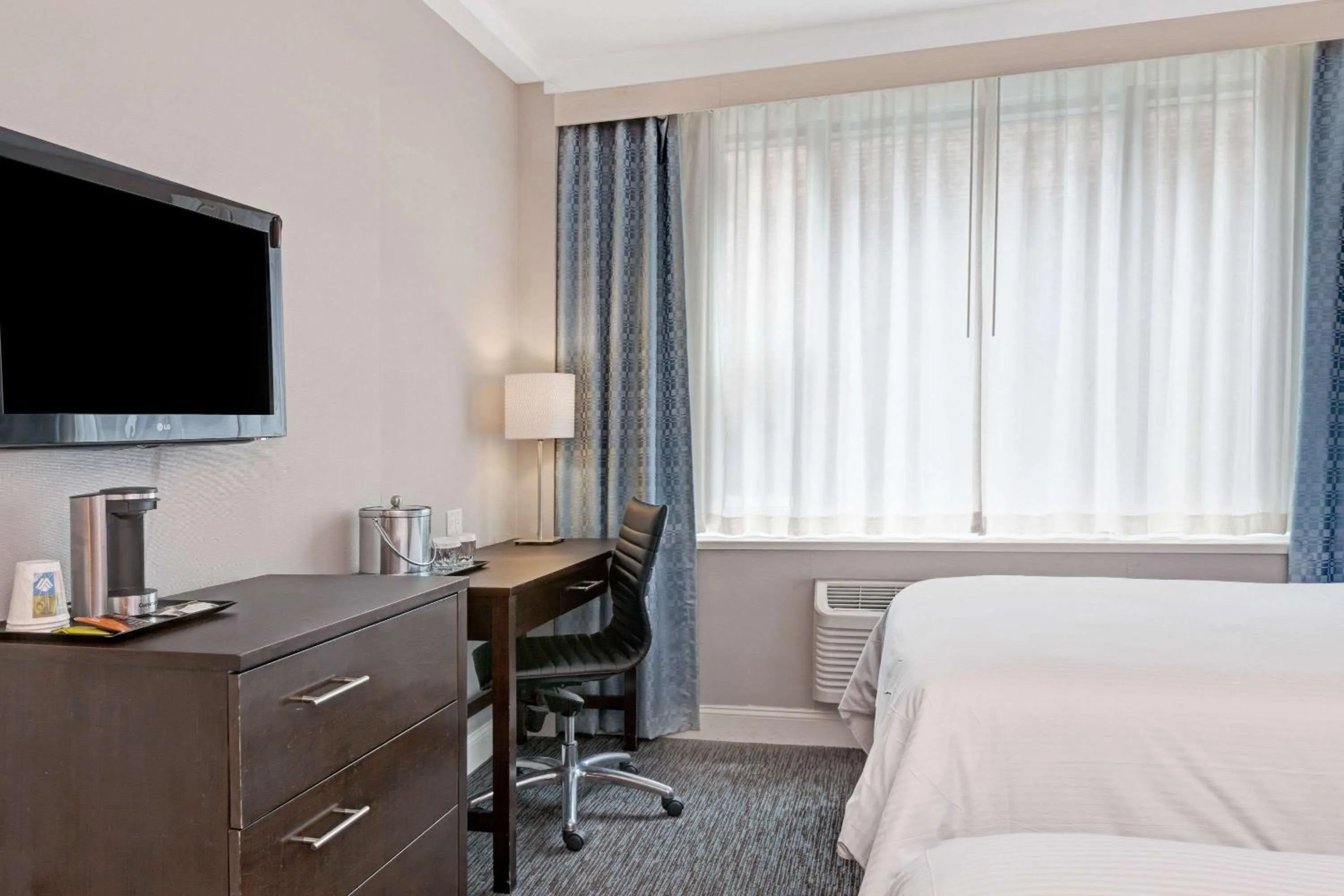 Photo of the whole room, TV/Entertainment Center in Wyndham Garden Long Island City