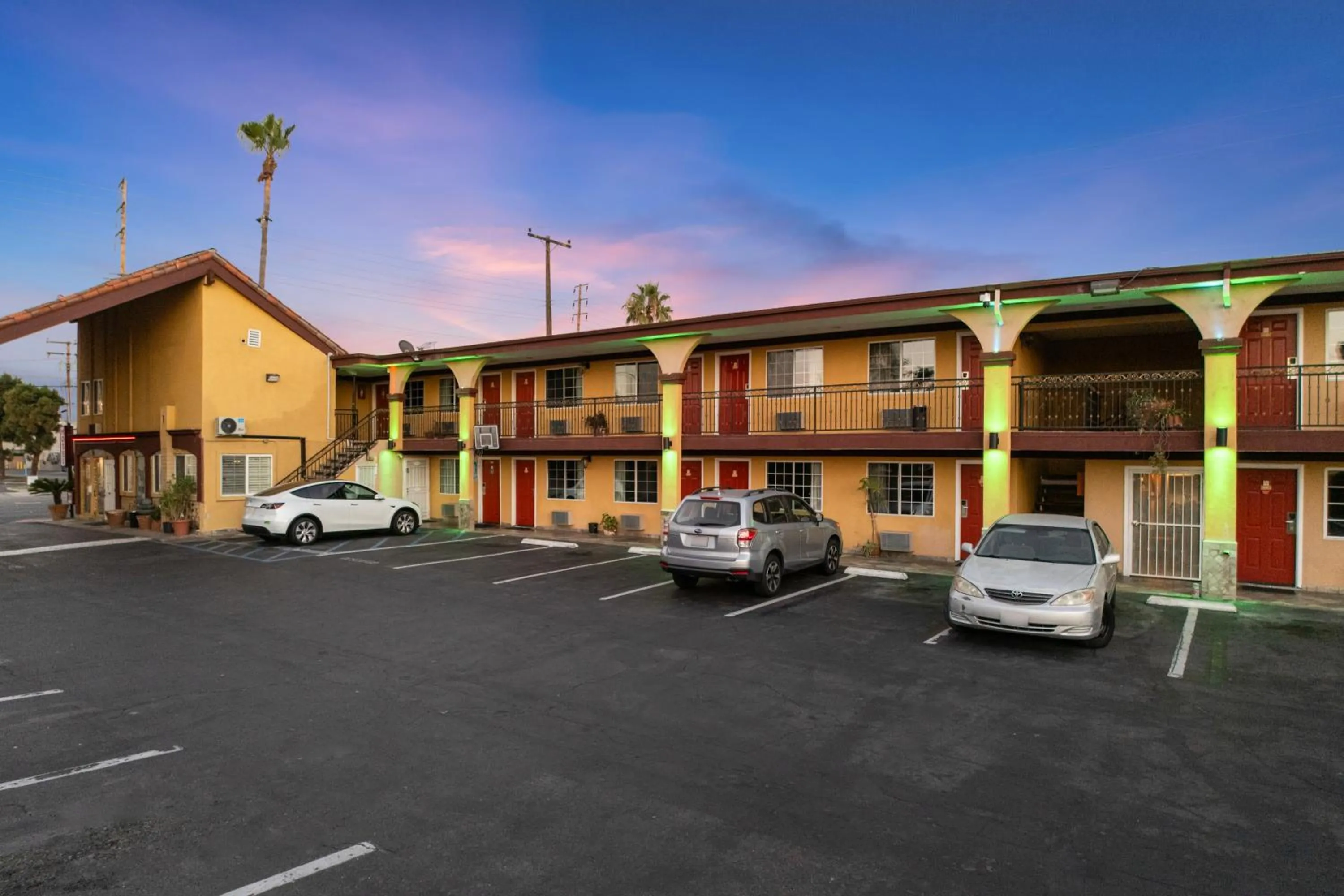 Sky Palm Motel - Orange