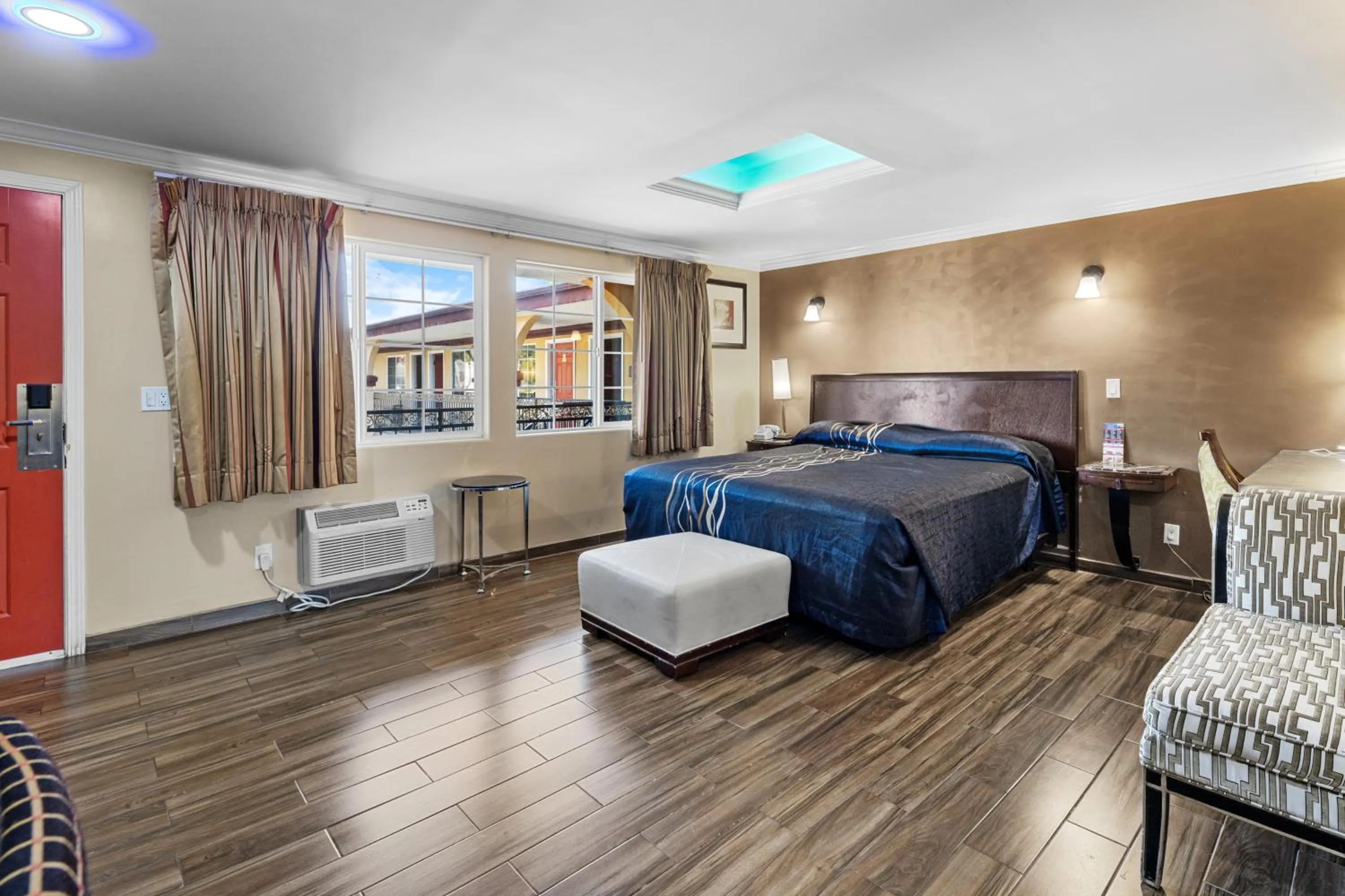 Bed in Sky Palm Motel - Orange