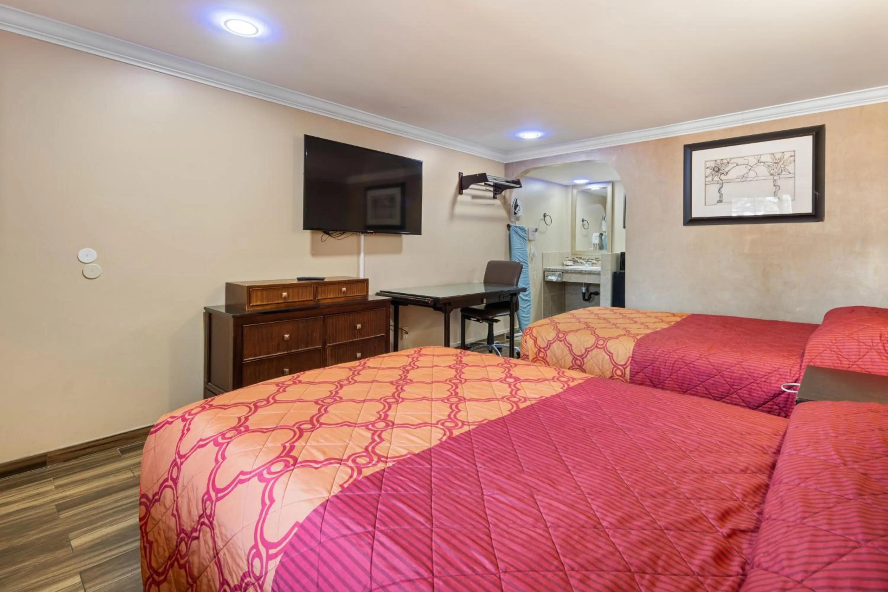 Bed in Sky Palm Motel - Orange