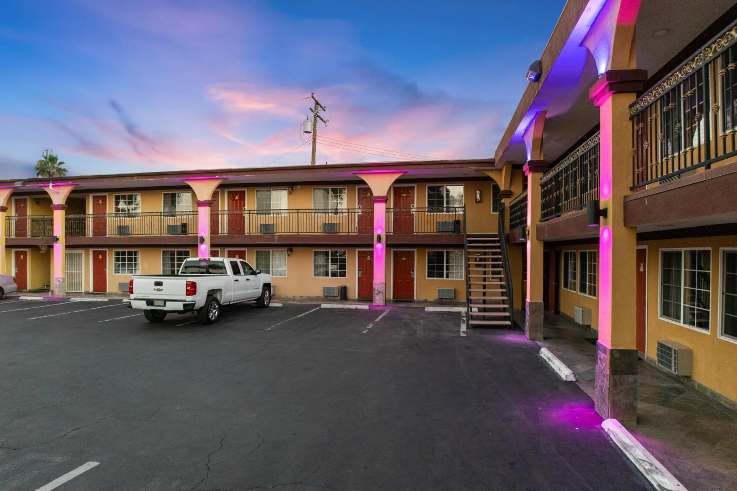 Sky Palm Motel - Orange