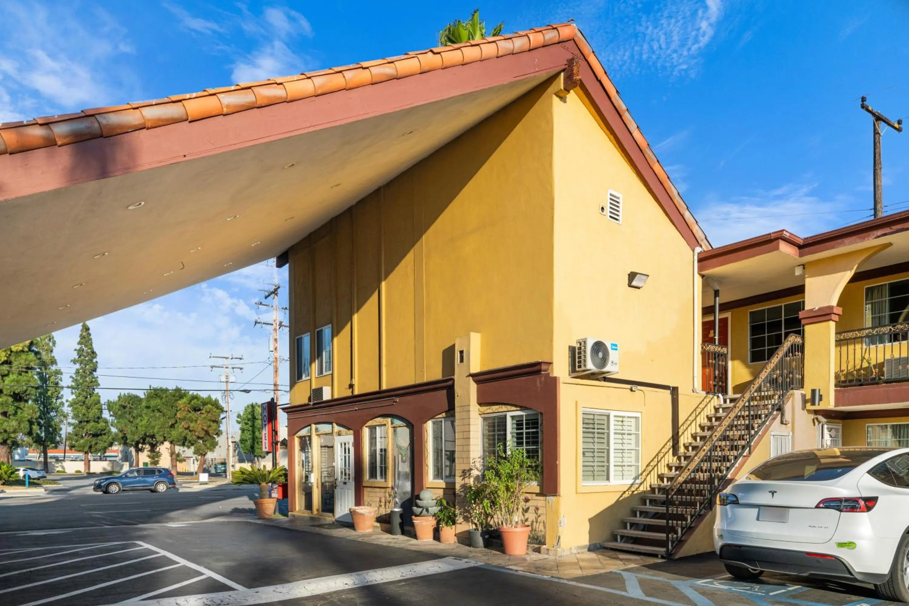 Sky Palm Motel - Orange