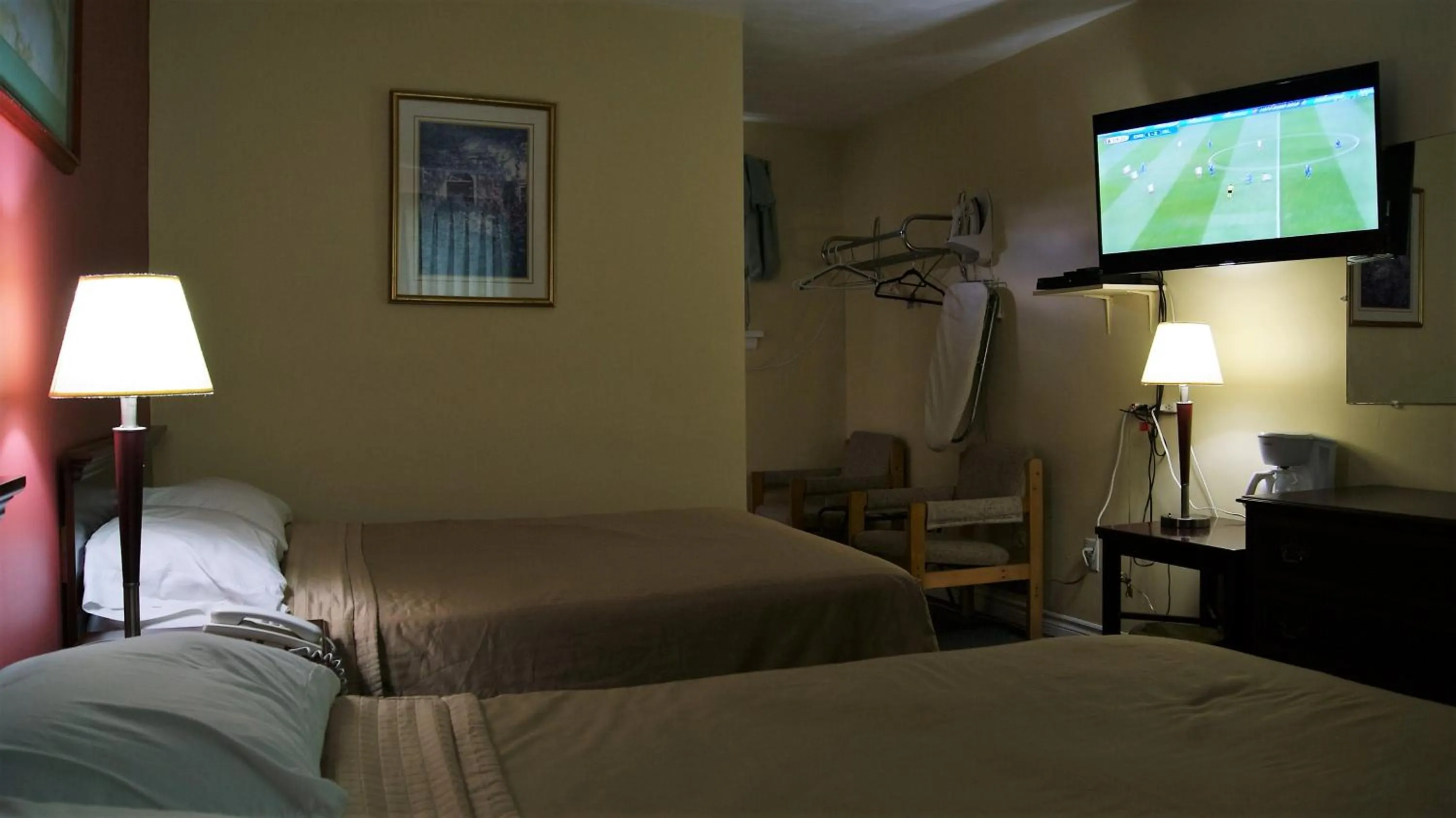 Bed in Blue Jay Motel