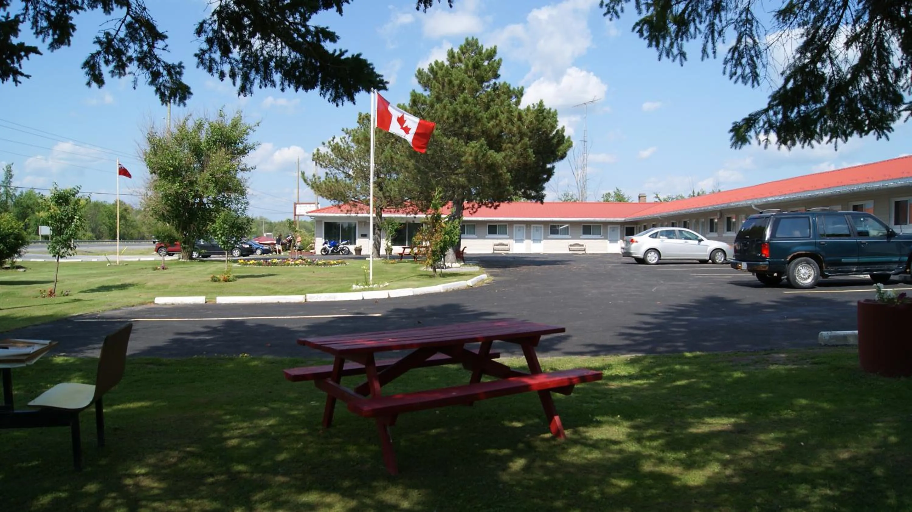 Area and facilities in Blue Jay Motel