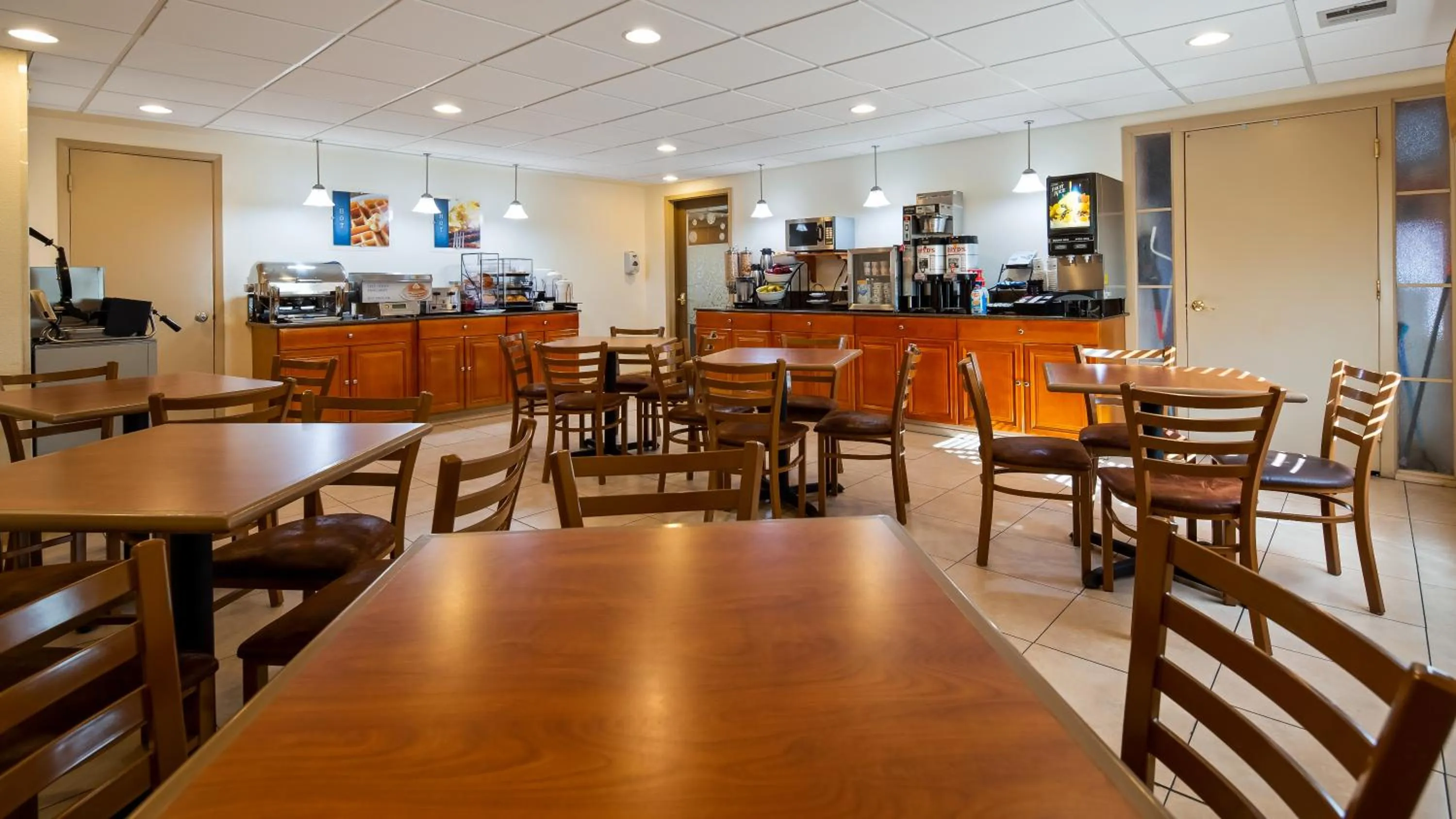 Continental breakfast in Best Western Inn & Suites