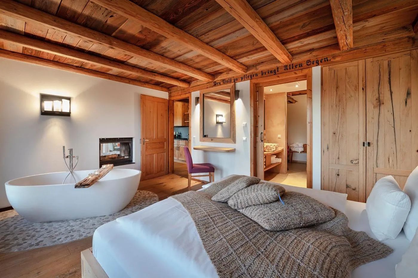 Photo of the whole room, Bed in Widmann's Löwen