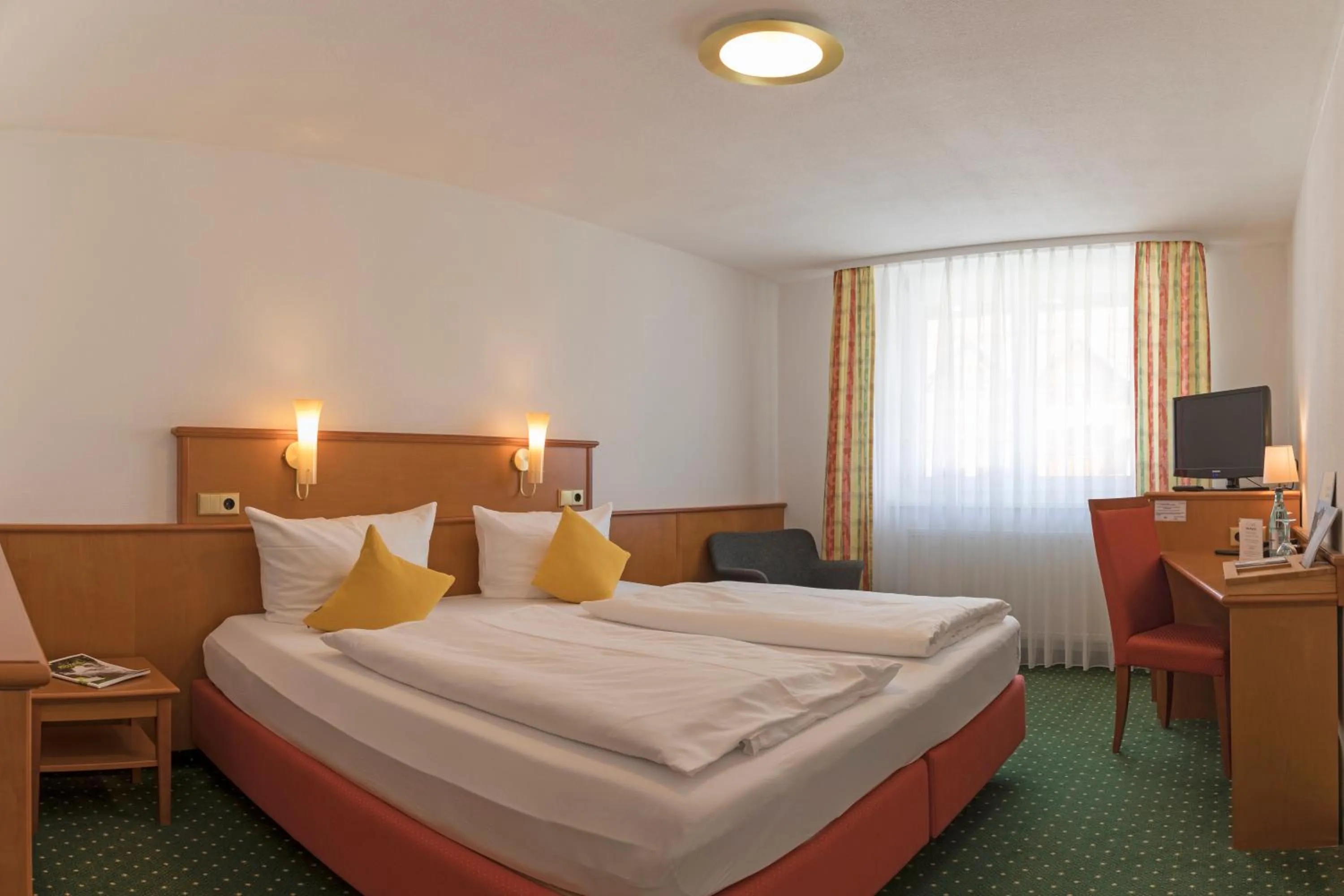 Photo of the whole room, Bed in Widmann's Löwen