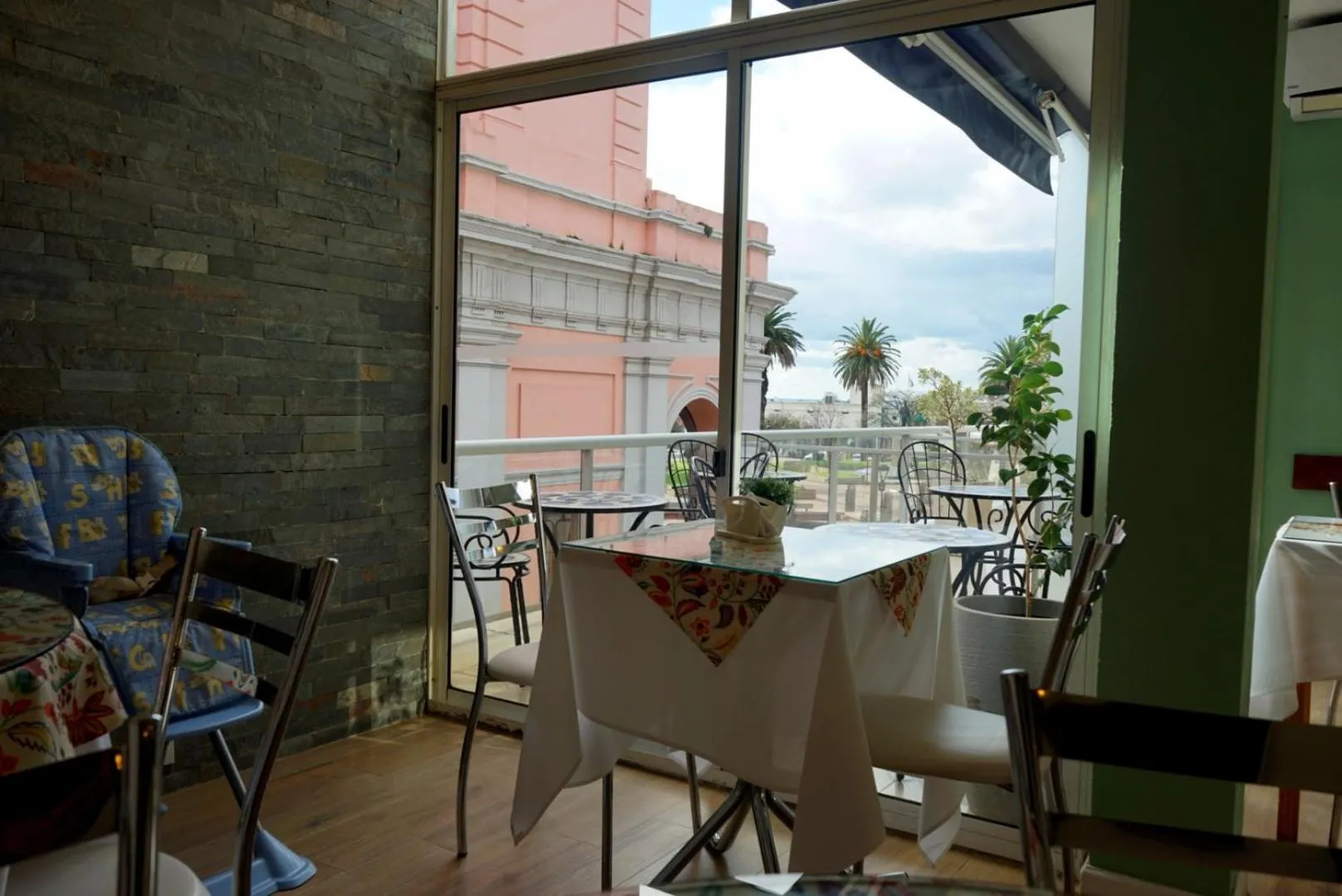 Area and facilities in De la Plaza Hotel