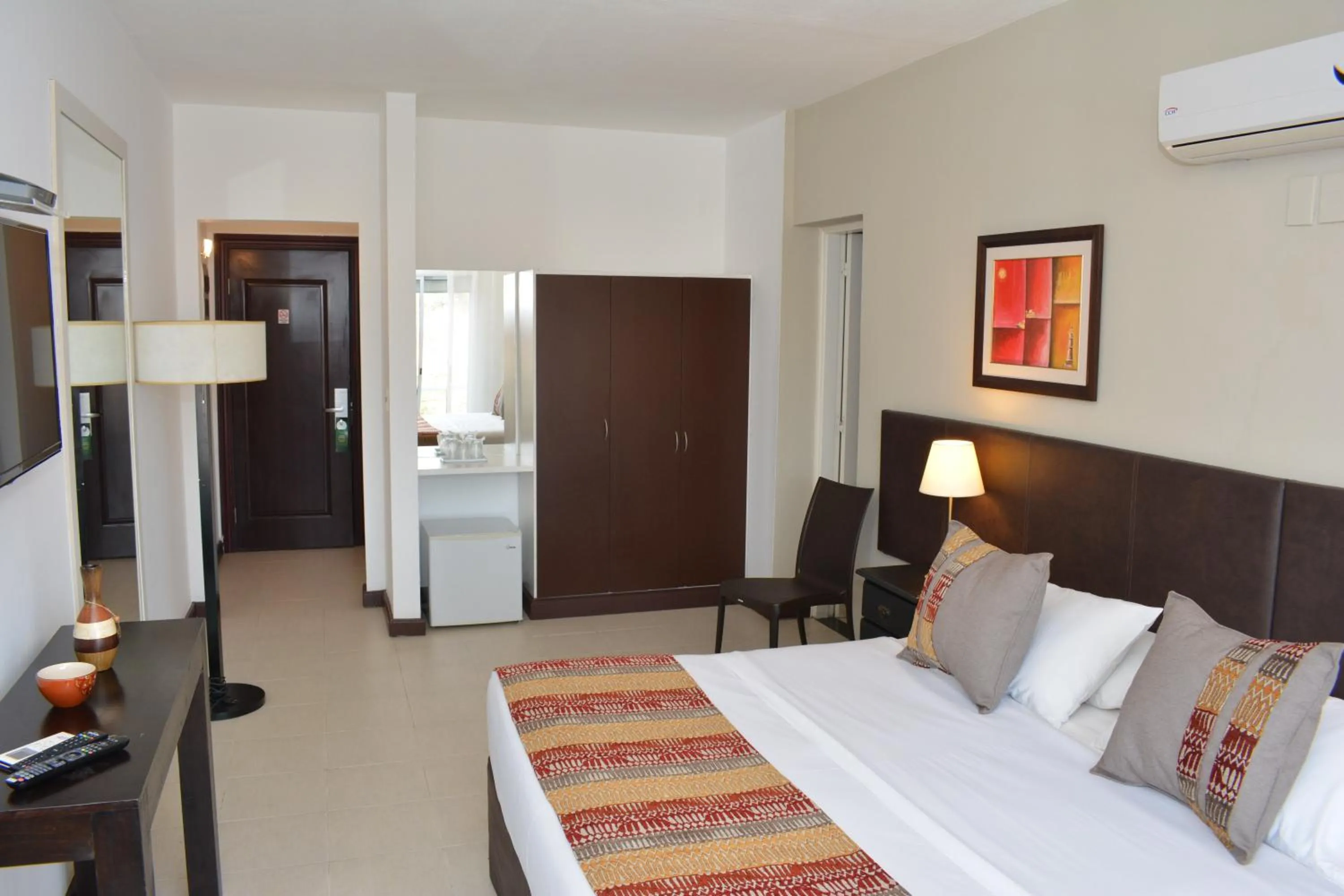 Bed in De la Plaza Hotel