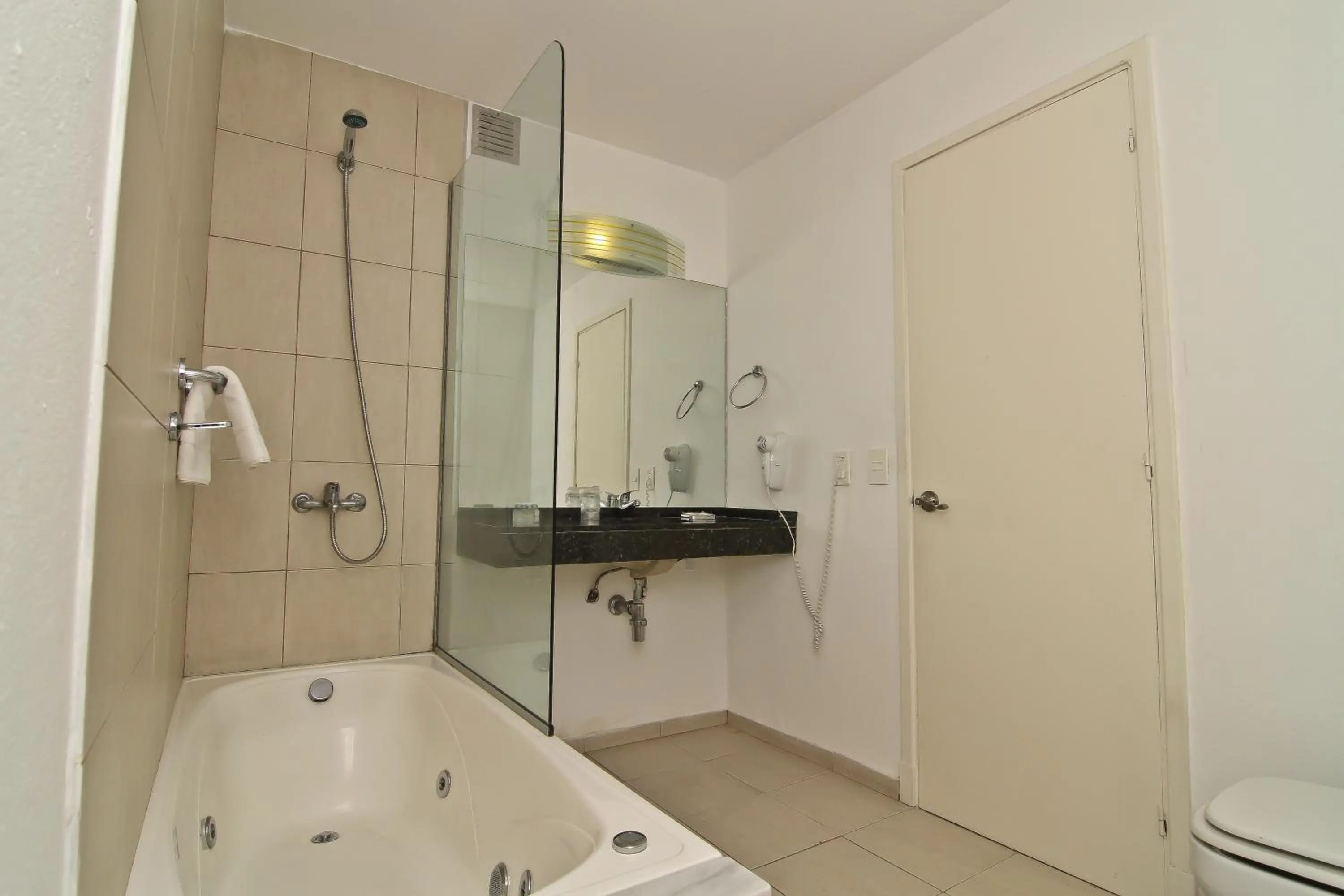 Bathroom in De la Plaza Hotel