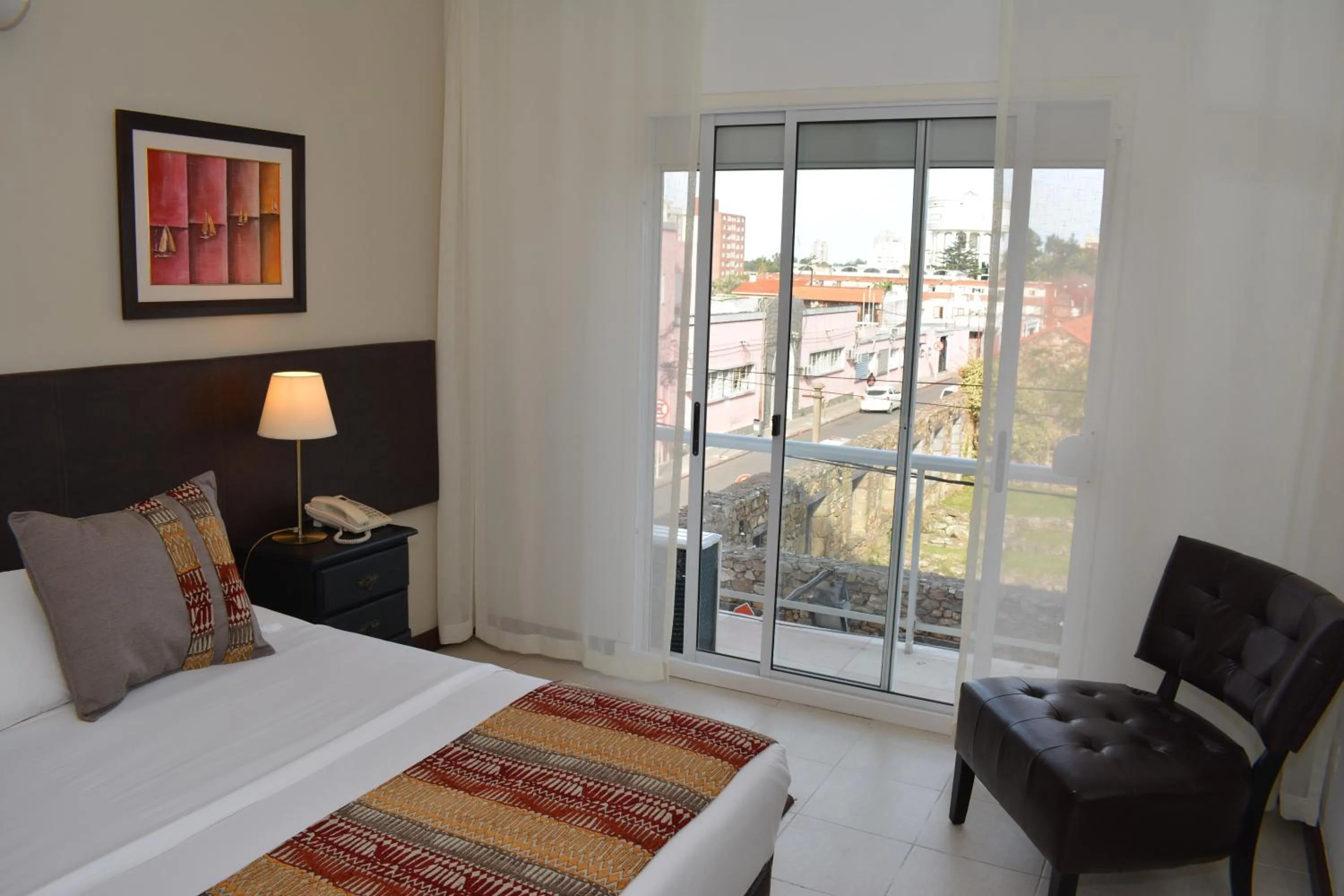 Bed in De la Plaza Hotel