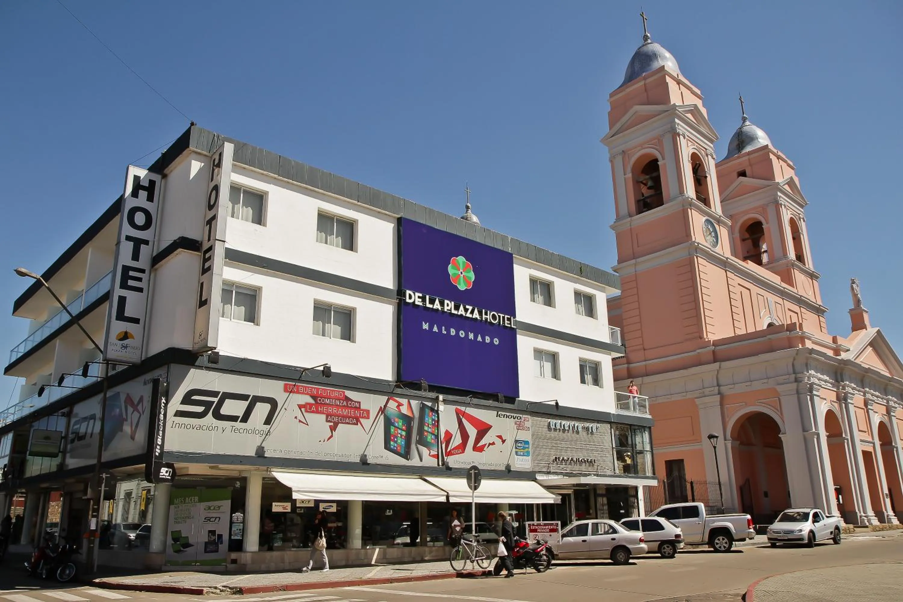 Facade/entrance in De la Plaza Hotel