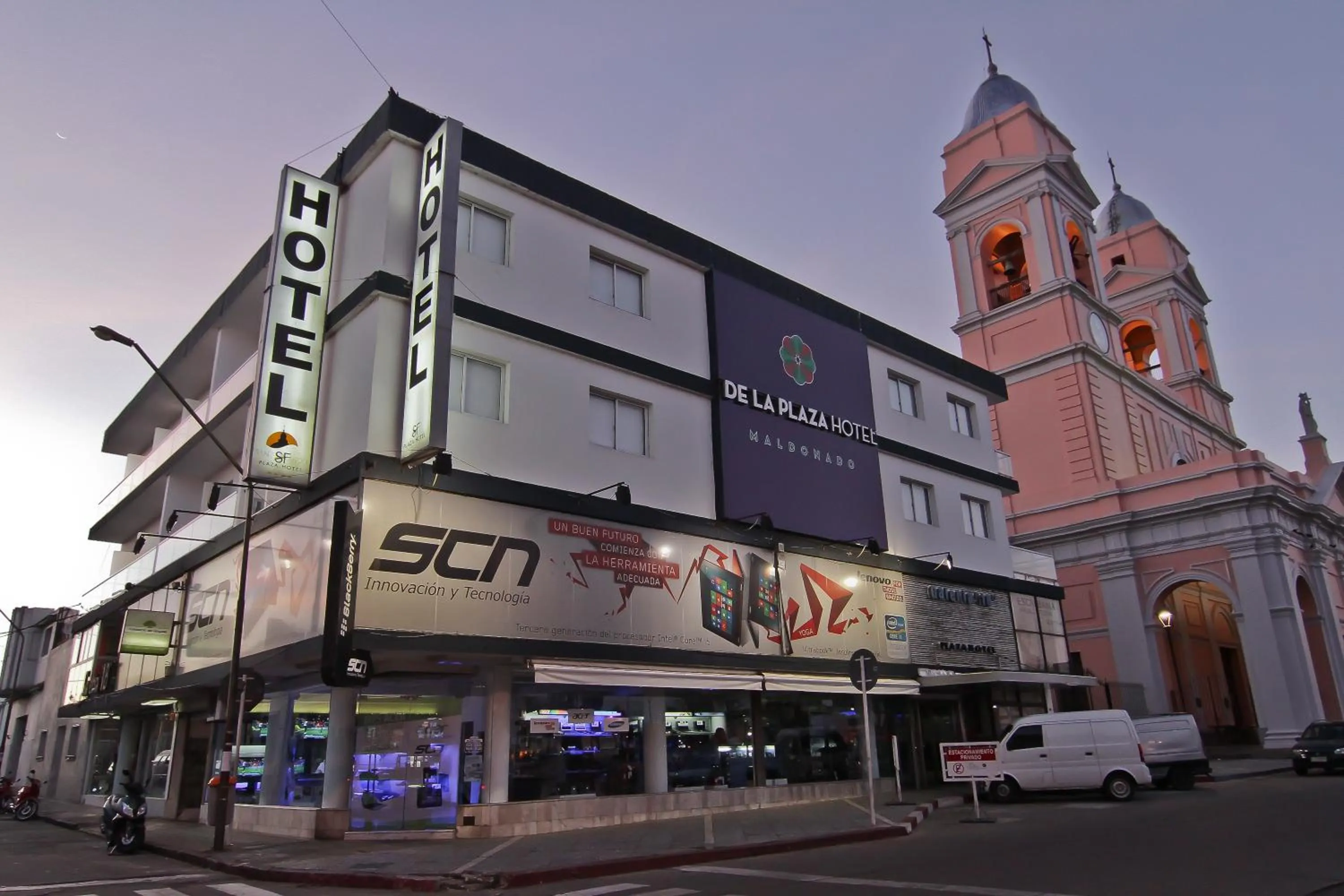 Facade/entrance in De la Plaza Hotel