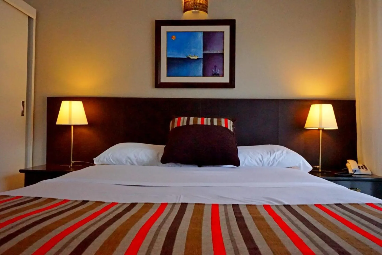 Bed in De la Plaza Hotel