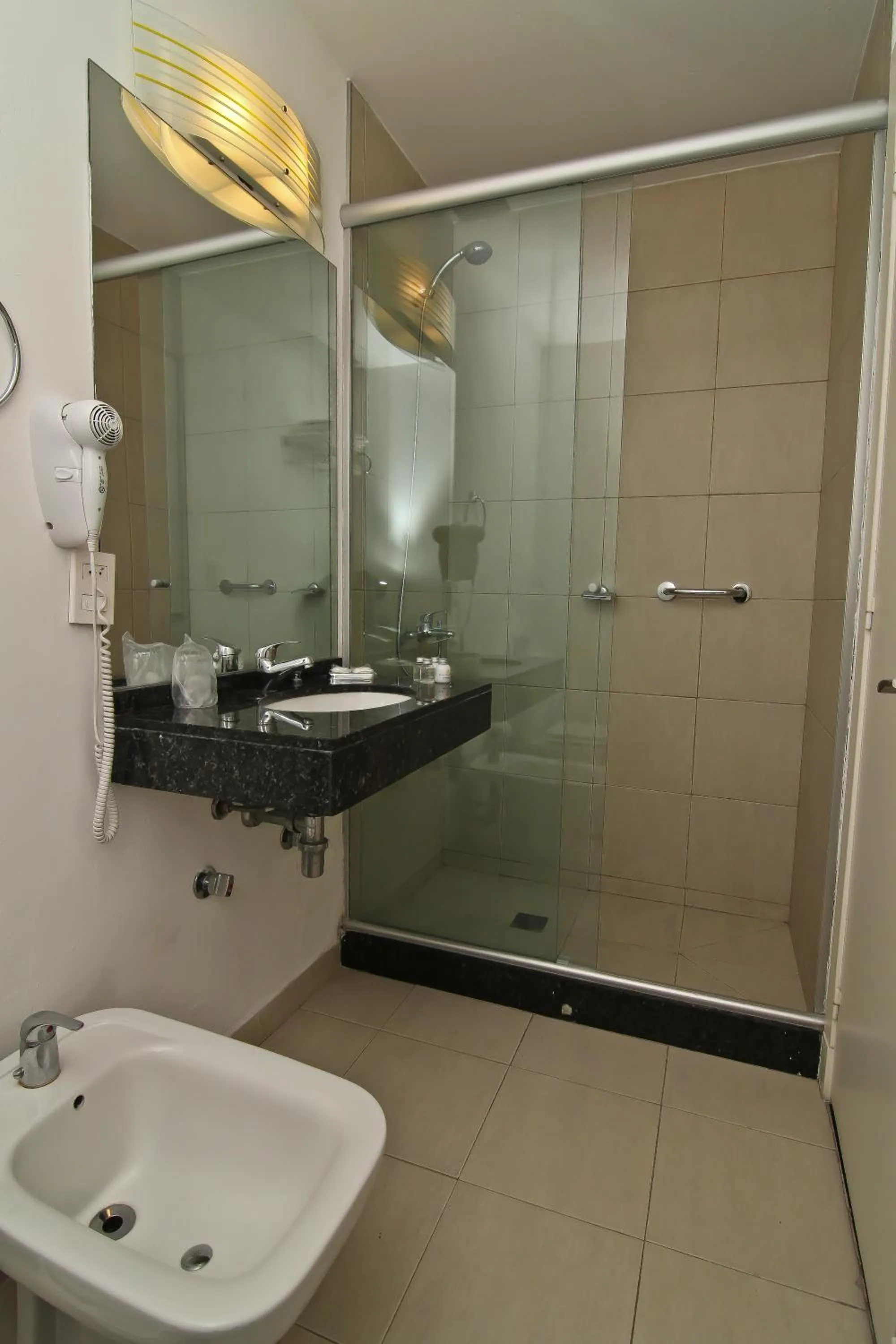 Bathroom in De la Plaza Hotel