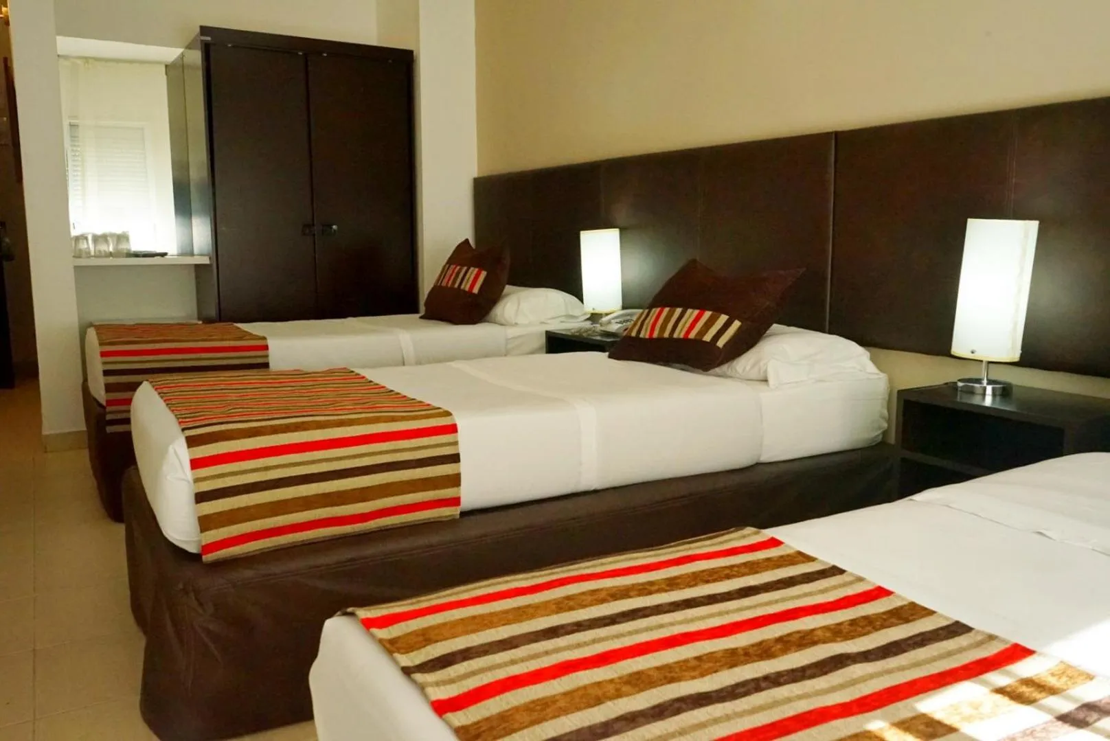 Bed in De la Plaza Hotel