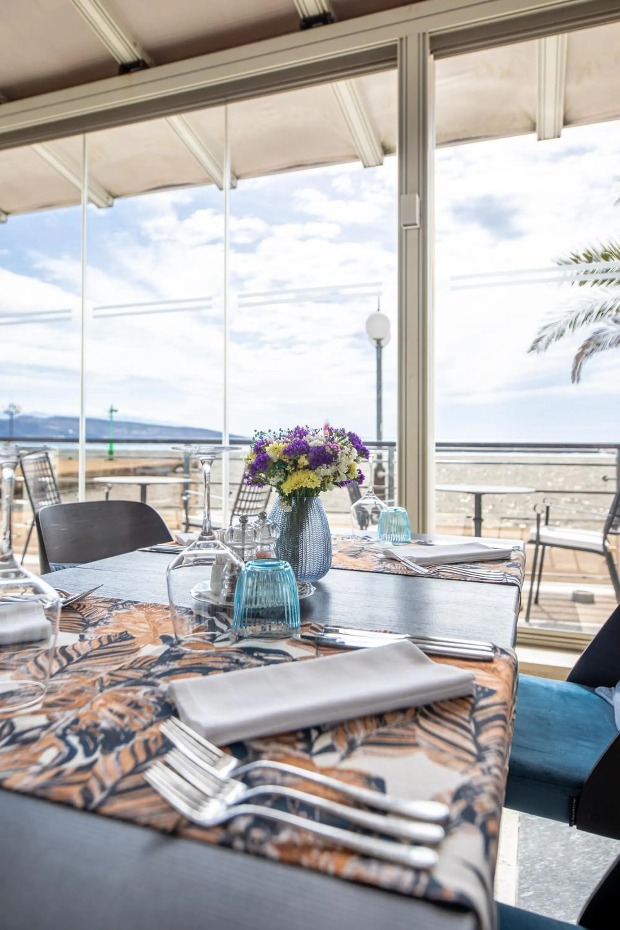 Restaurant/places to eat in Hotel Marina