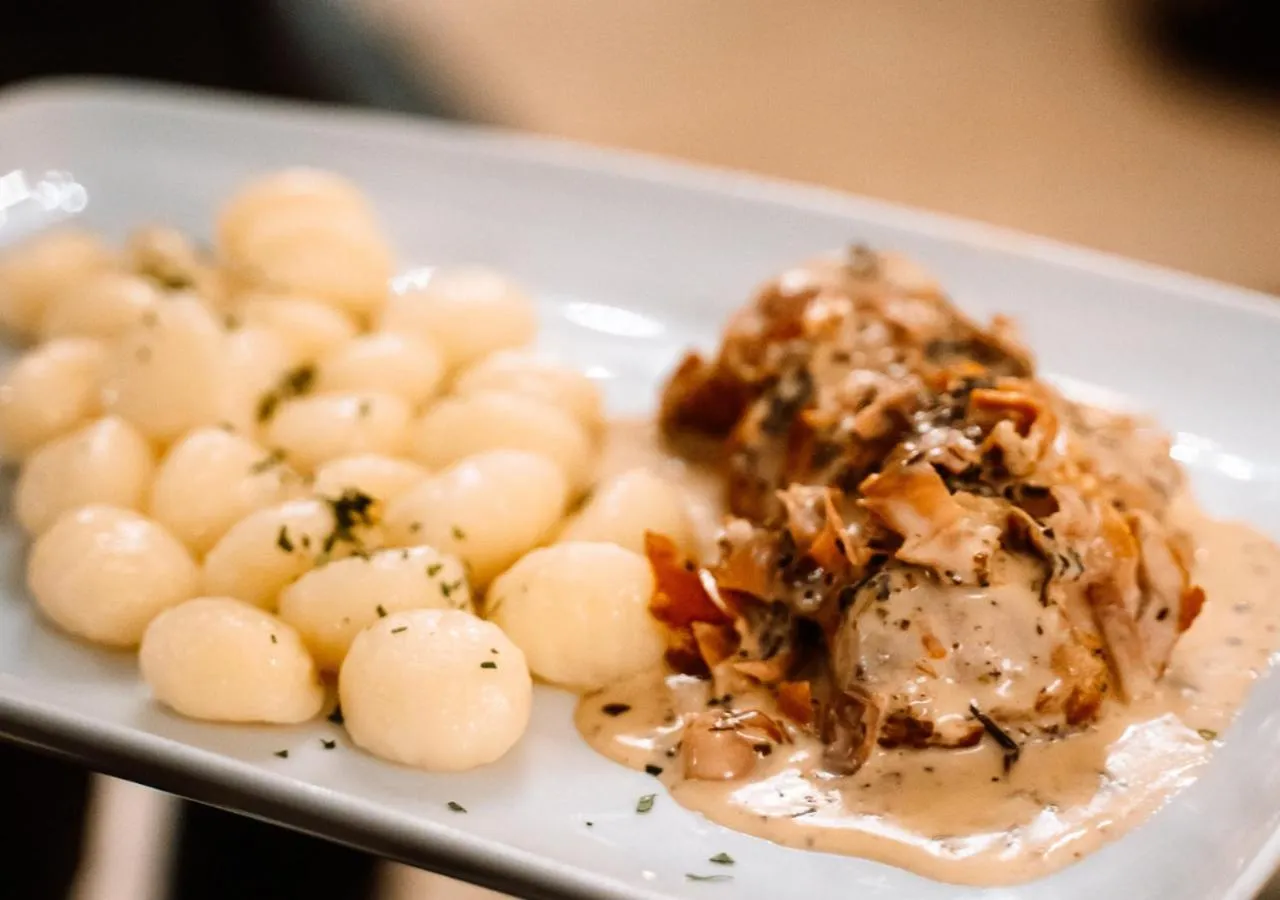 Restaurant/places to eat in Hotel Marina